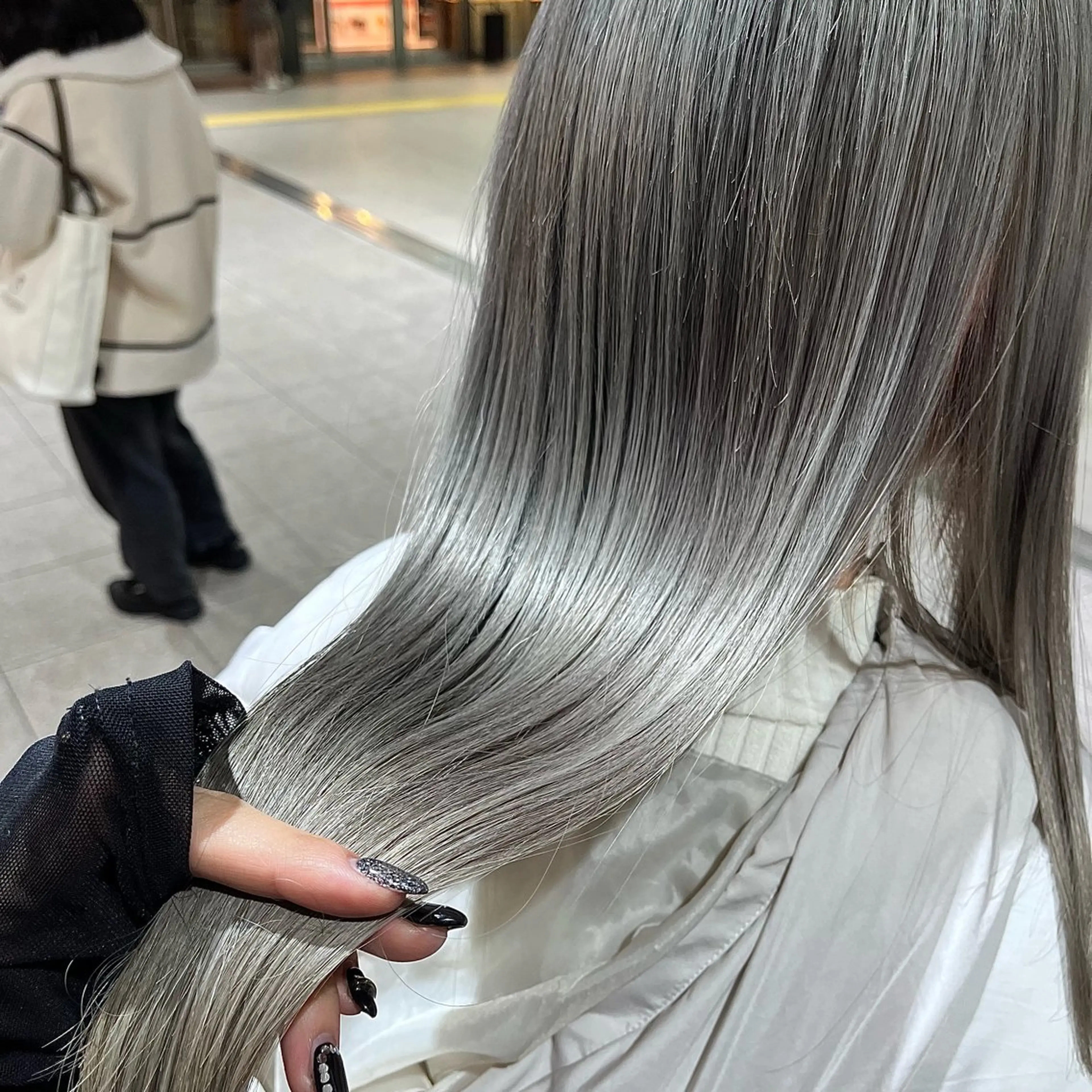 ロング 西 沙菜/トレンド カラー/透明感カラーのヘアスタイル