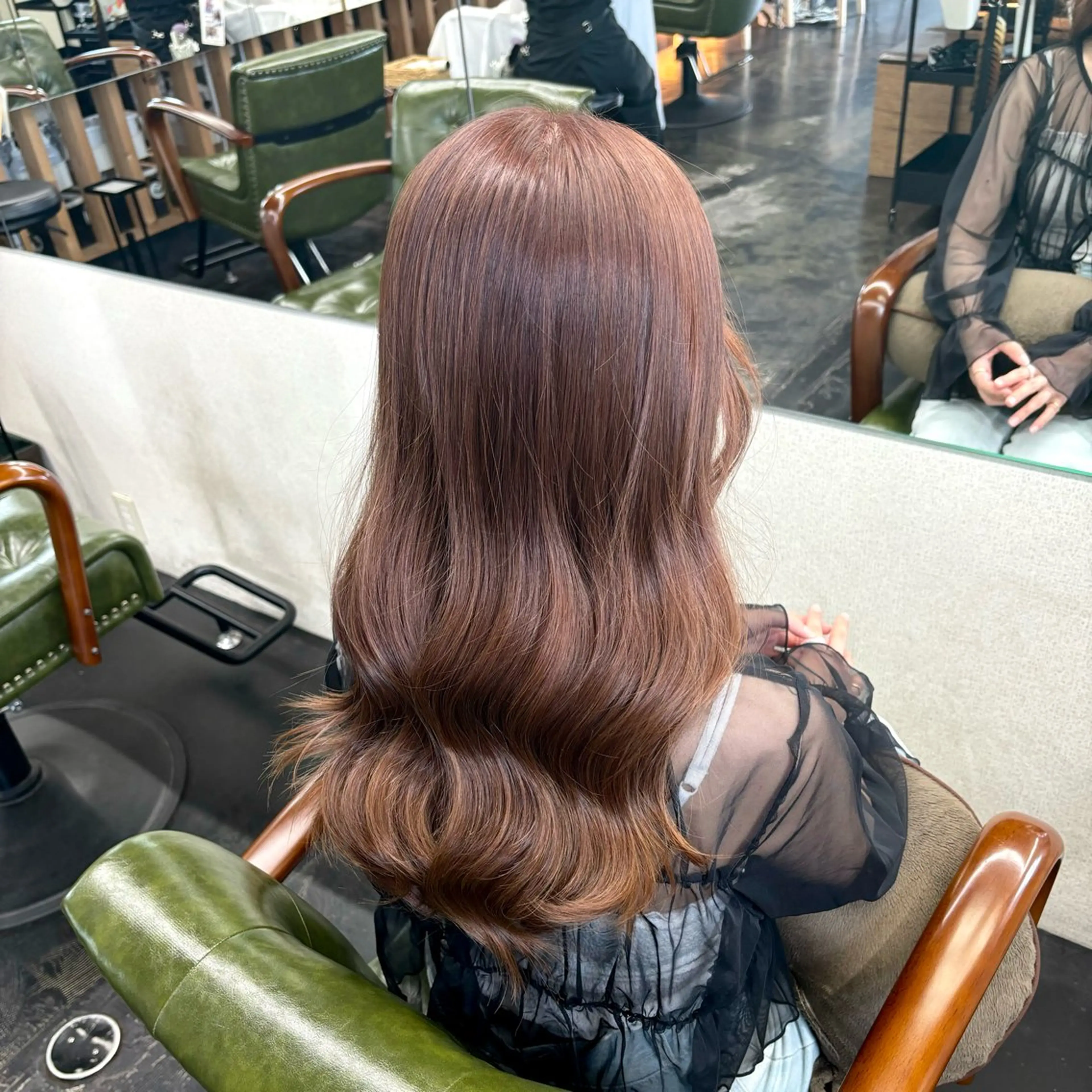 ロング カラー エミタス 三年坂(Emitas.)所属・岡村 莉穂のヘアスタイル
