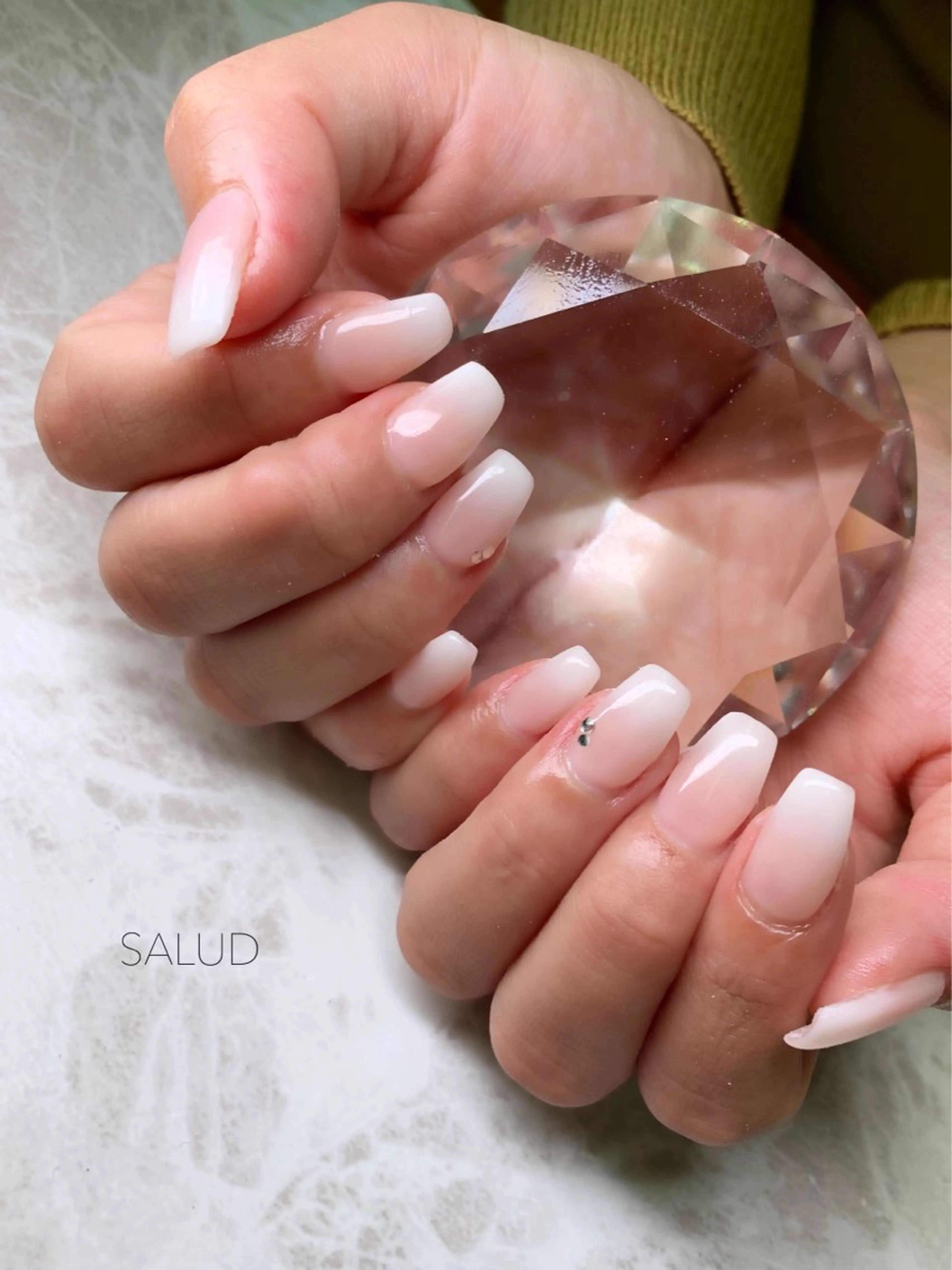 ネイル ストーンネイル ハンドネイル Nail Salon SALUDのネイルデザイン