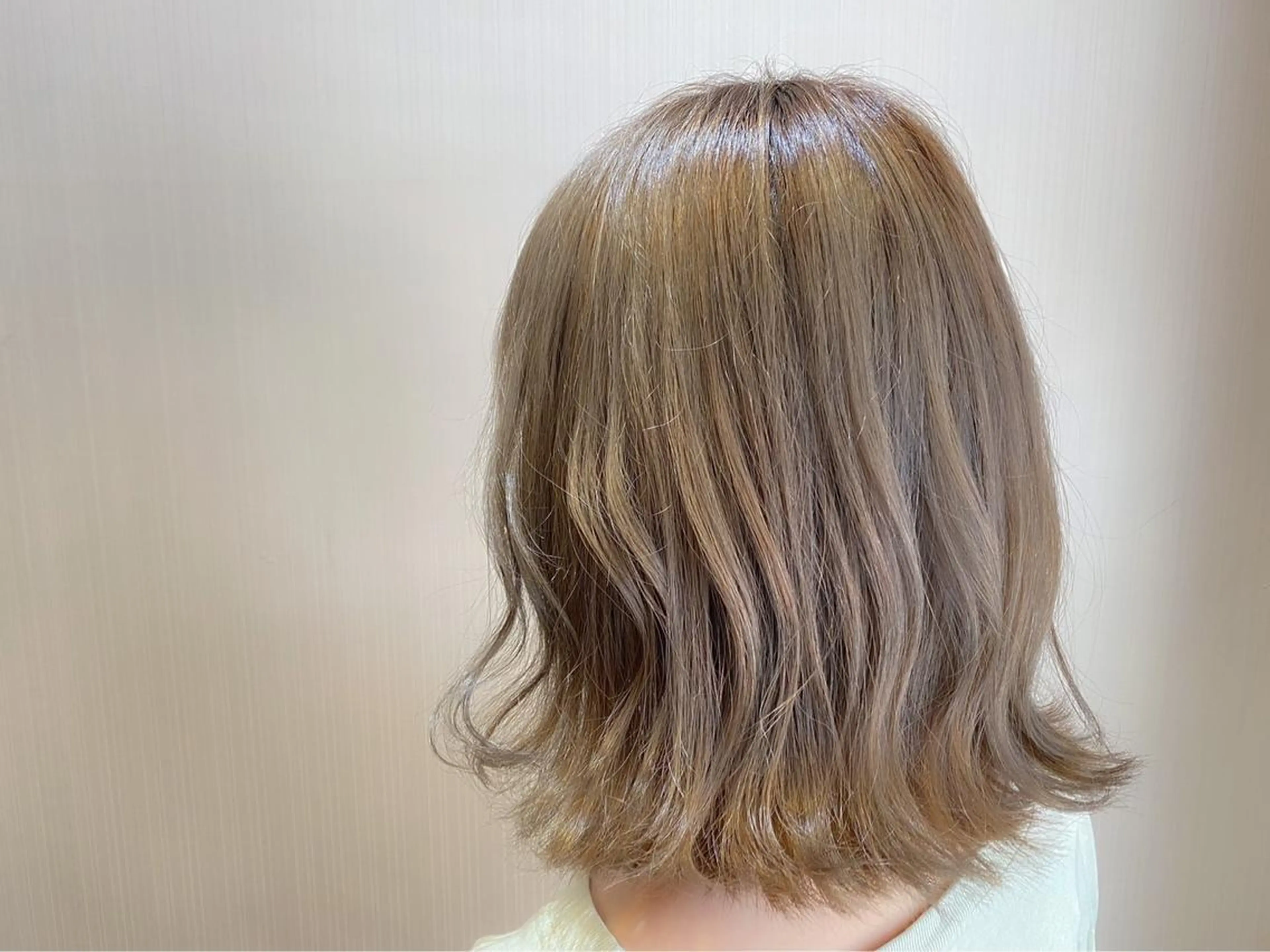 ミディアム カラー ベージュカラー ブリーチ ミルクティーベージュ ヘアカラー おくだ　りお /ハイトーンカラーのヘアスタイル