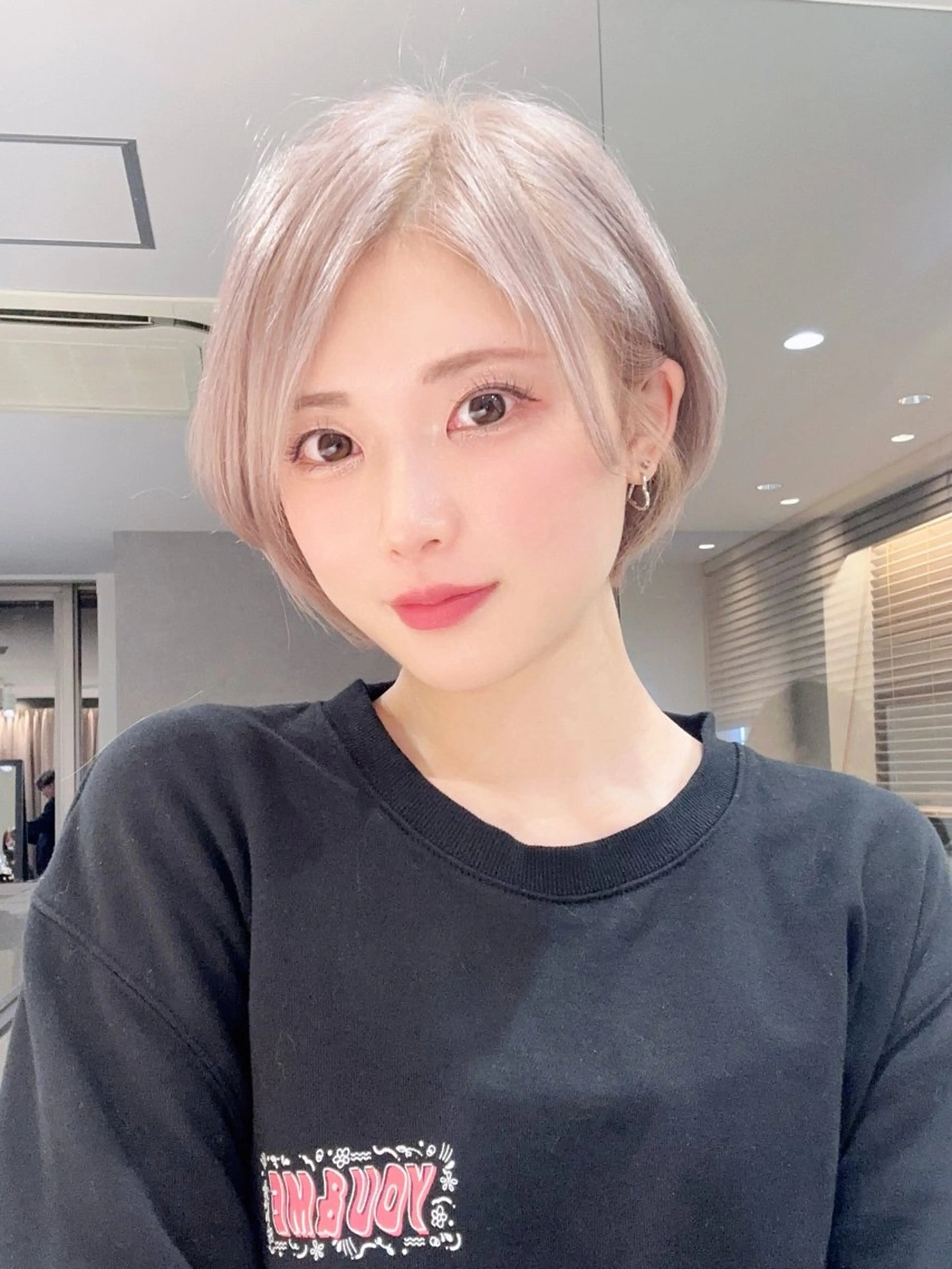 ショート カラー ヘアカラー トリートメント 💛美髪ハイトーン LEON🩶のヘアスタイル