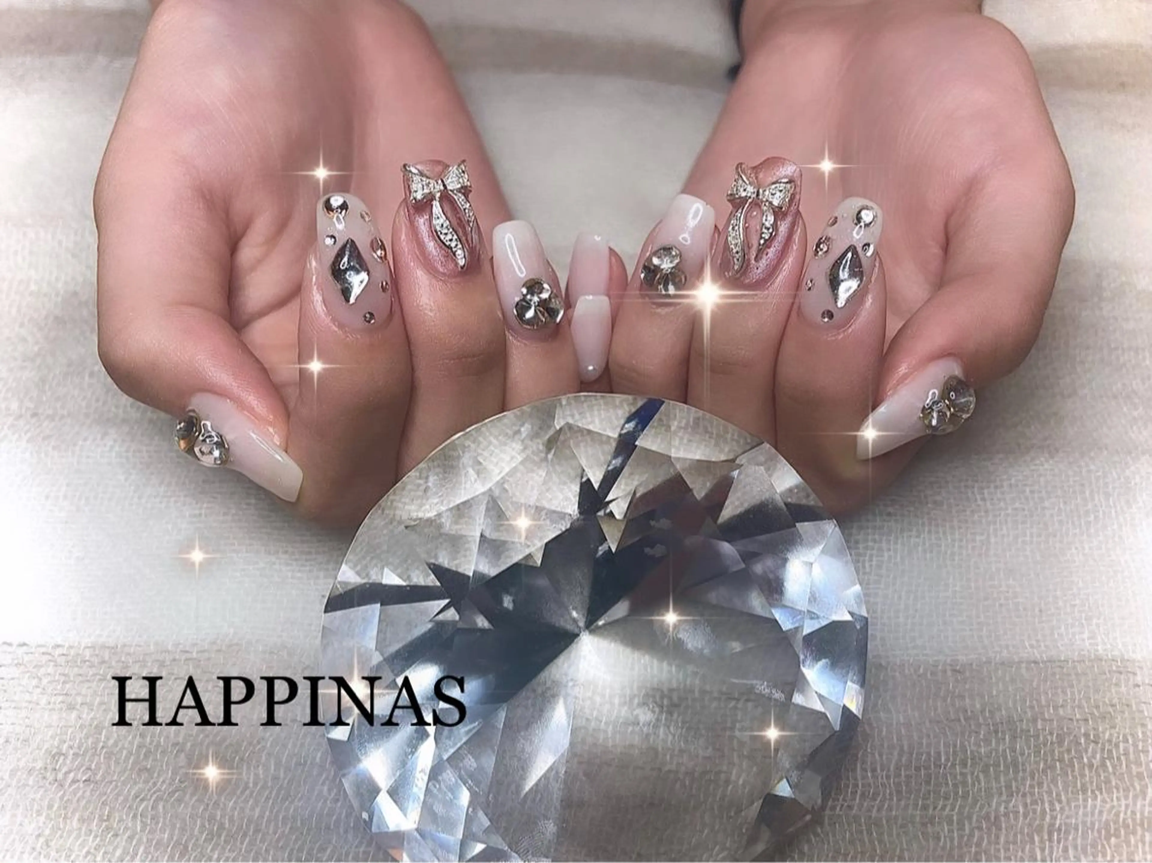ネイル ジェルネイル キラキラネイル リボン ブライダルネイル ホワイト HAPPINAS Jrネイリスト💅のネイルデザイン