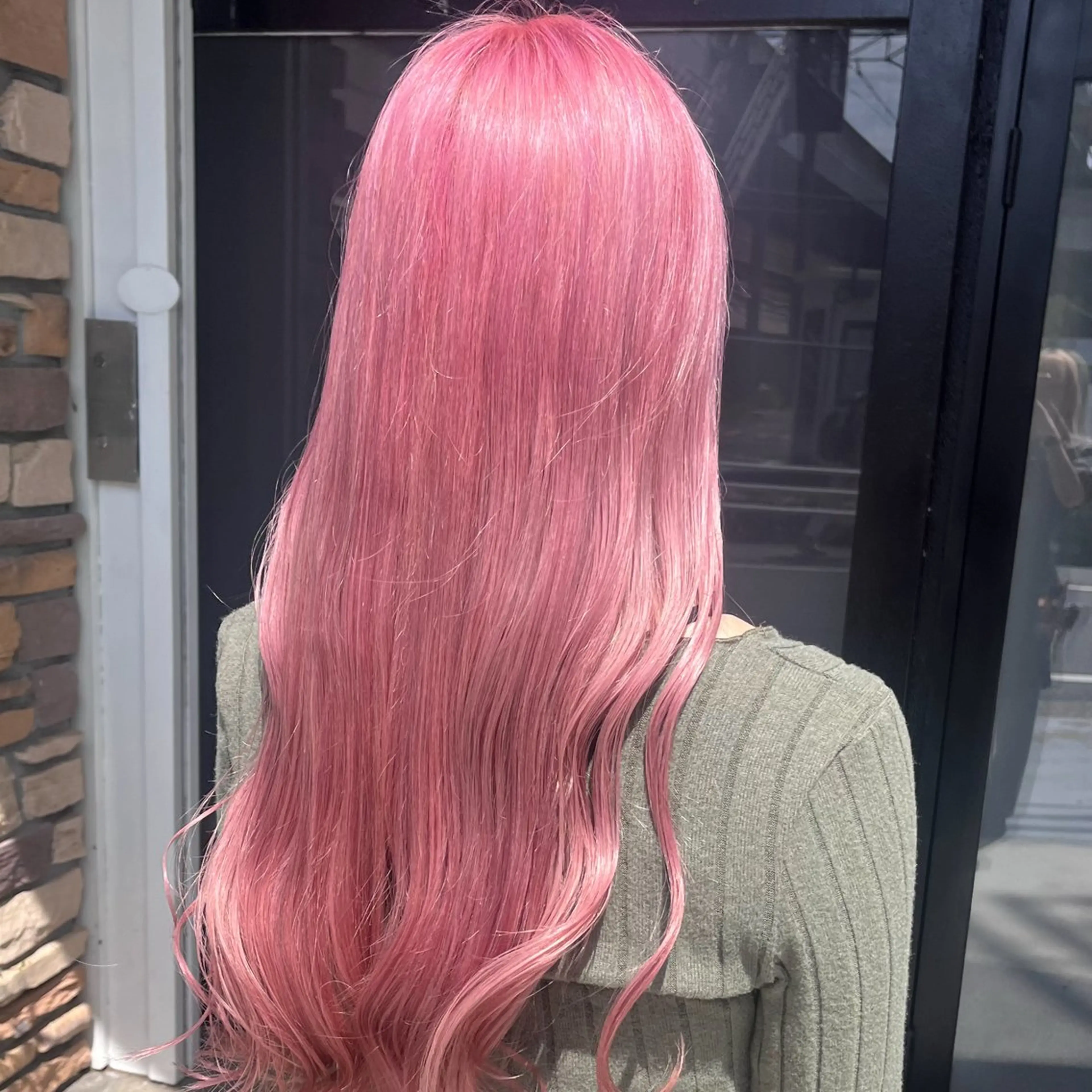 ロング カラー ブリーチ ピンクカラー カット ヘアカラー トリートメント 伊藤 玲衣のヘアスタイル
