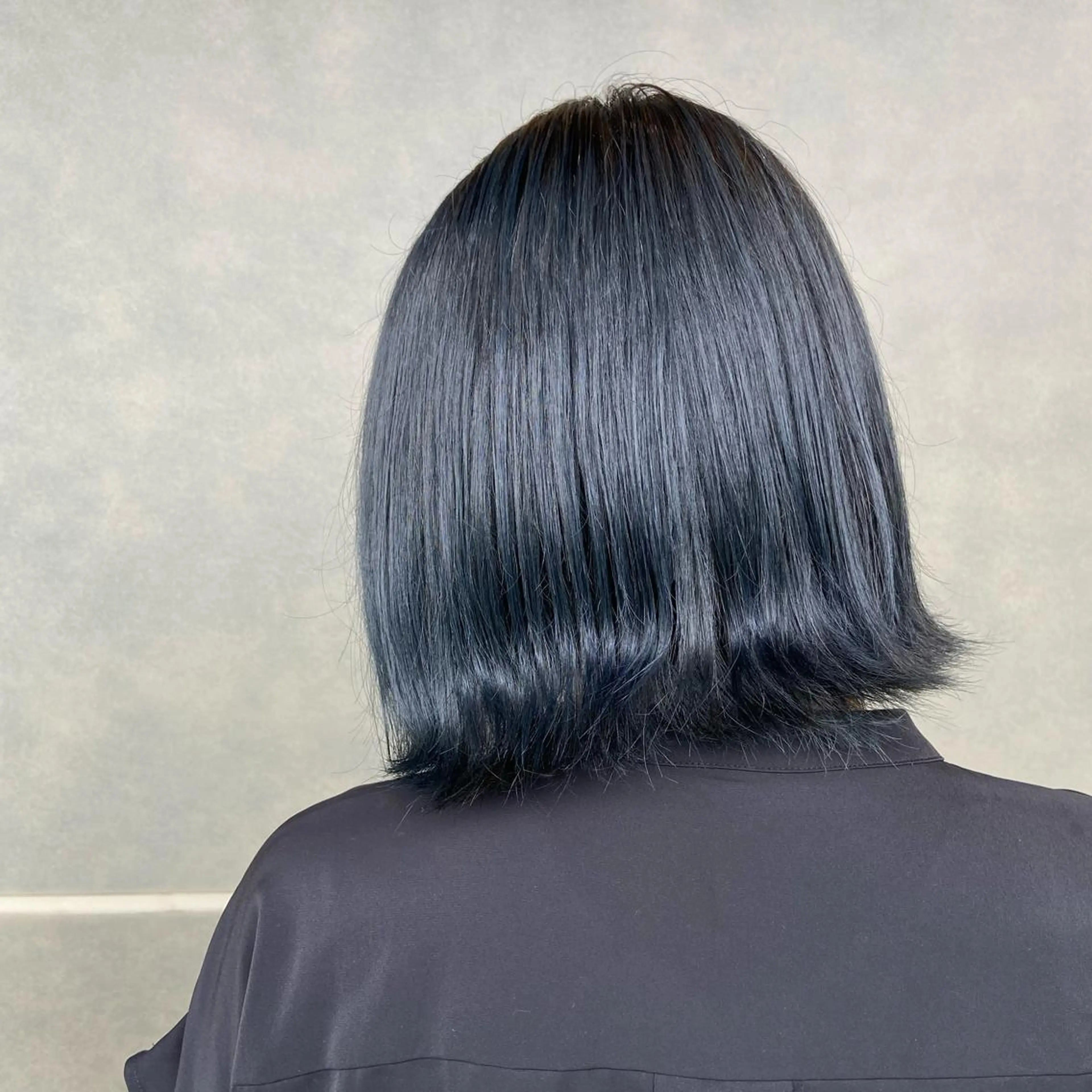 ミディアム カラー 黒髪 ブルーカラー ブルーブラック PULSE yokohama所属・レイヤー |オリーブ |ヘーゼルベージュのヘアスタイル