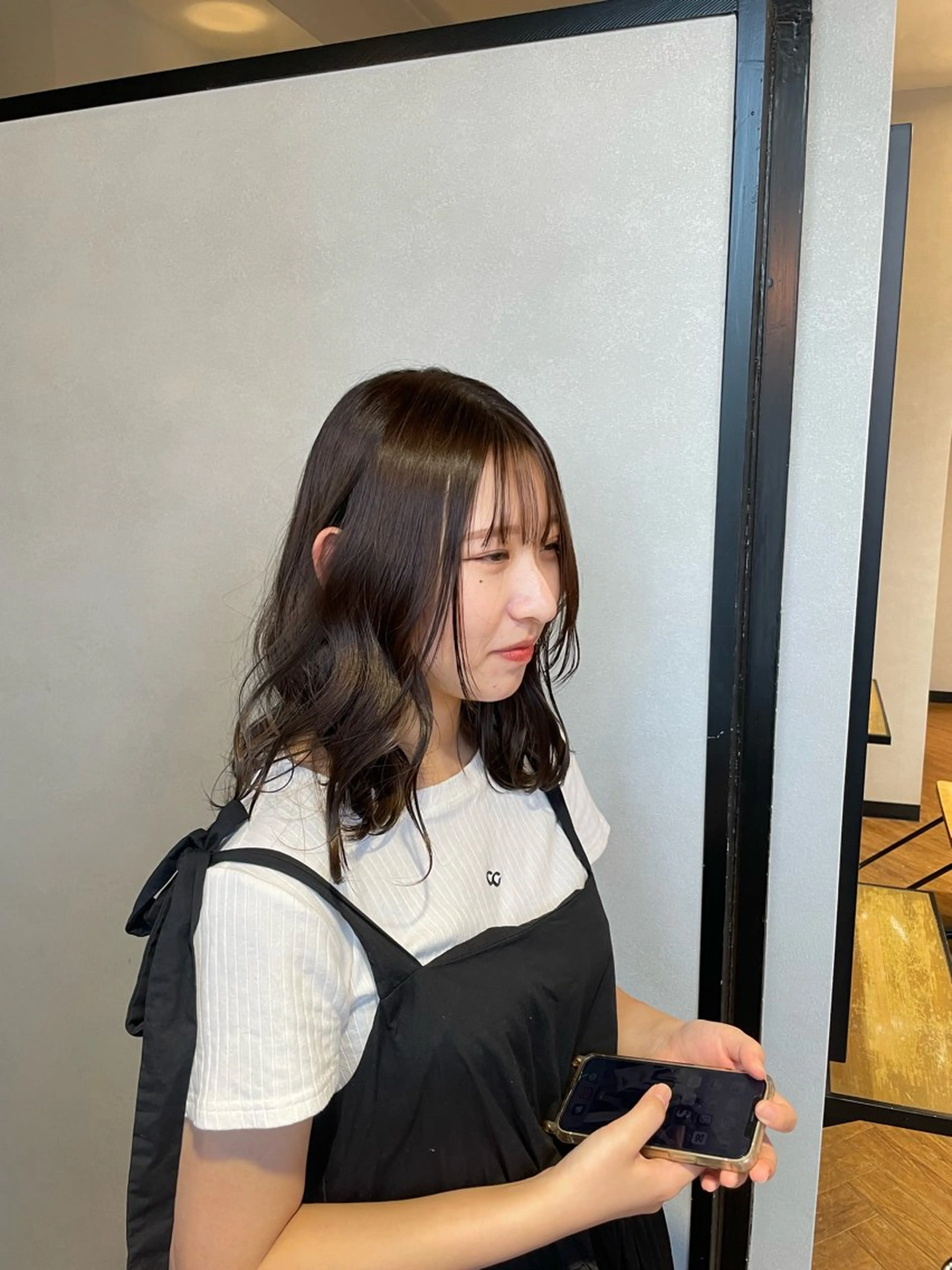 セミロング アッシュ 檜谷 晴のヘアスタイル