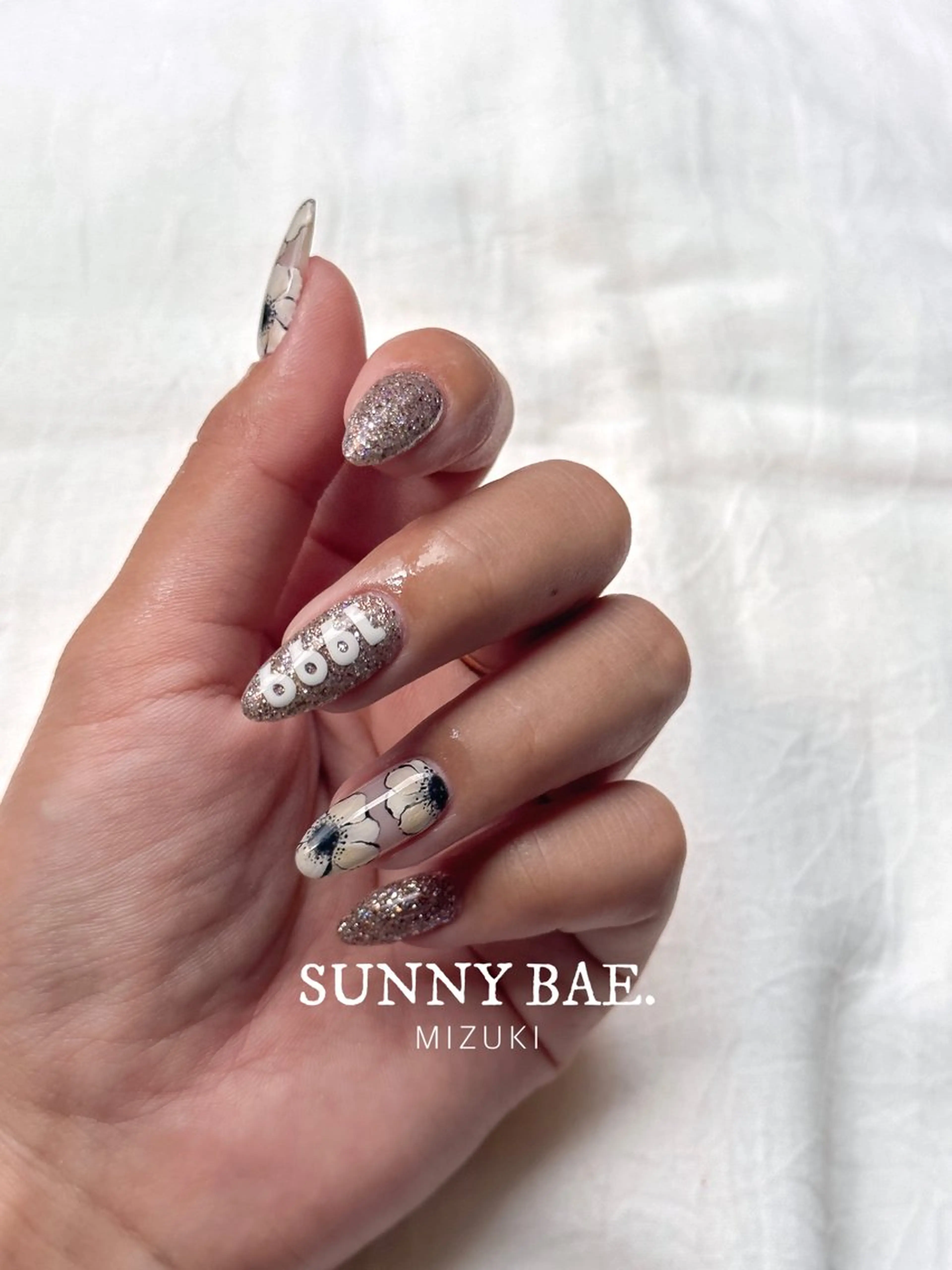 ネイル ブラウン フラワーネイル ラメ(グリッター) マグネットネイル SUNNY BAE. 🌼MIZUKIのネイルデザイン