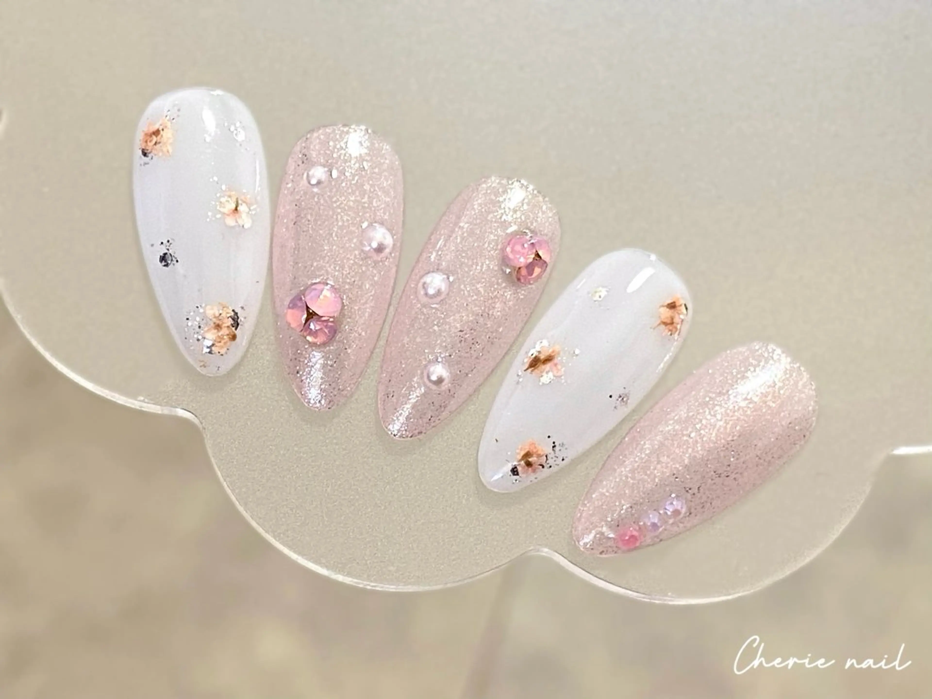 ネイル フラワーネイル ジェルネイル ラメ(グリッター) ピンク 春ネイル Cherienail yunaのネイルデザイン