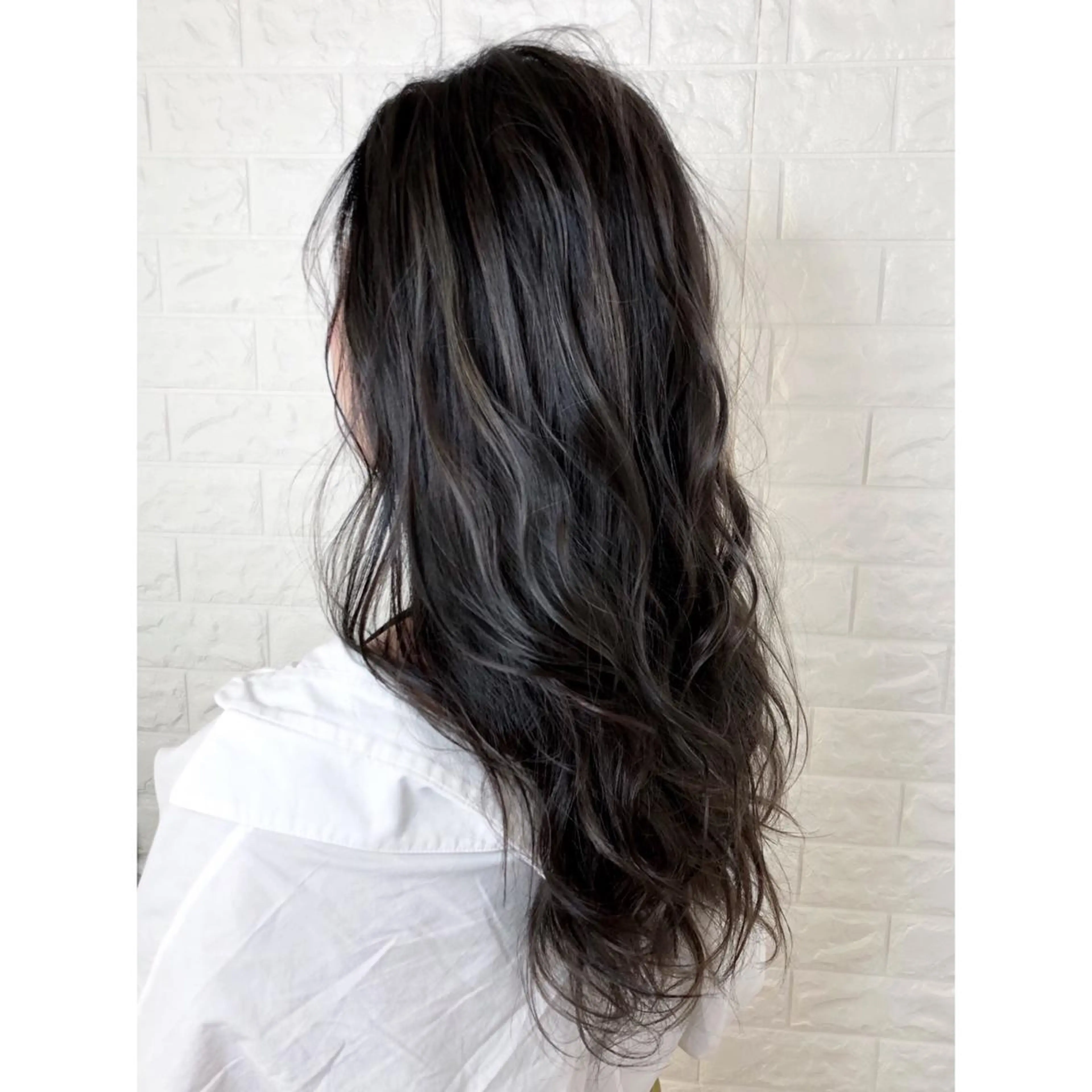 セミロング カラー アッシュ 透明感カラー ダークアッシュ ハイライトカラー ハイライト KIZU 髪質改善 オカルト怪談のヘアスタイル