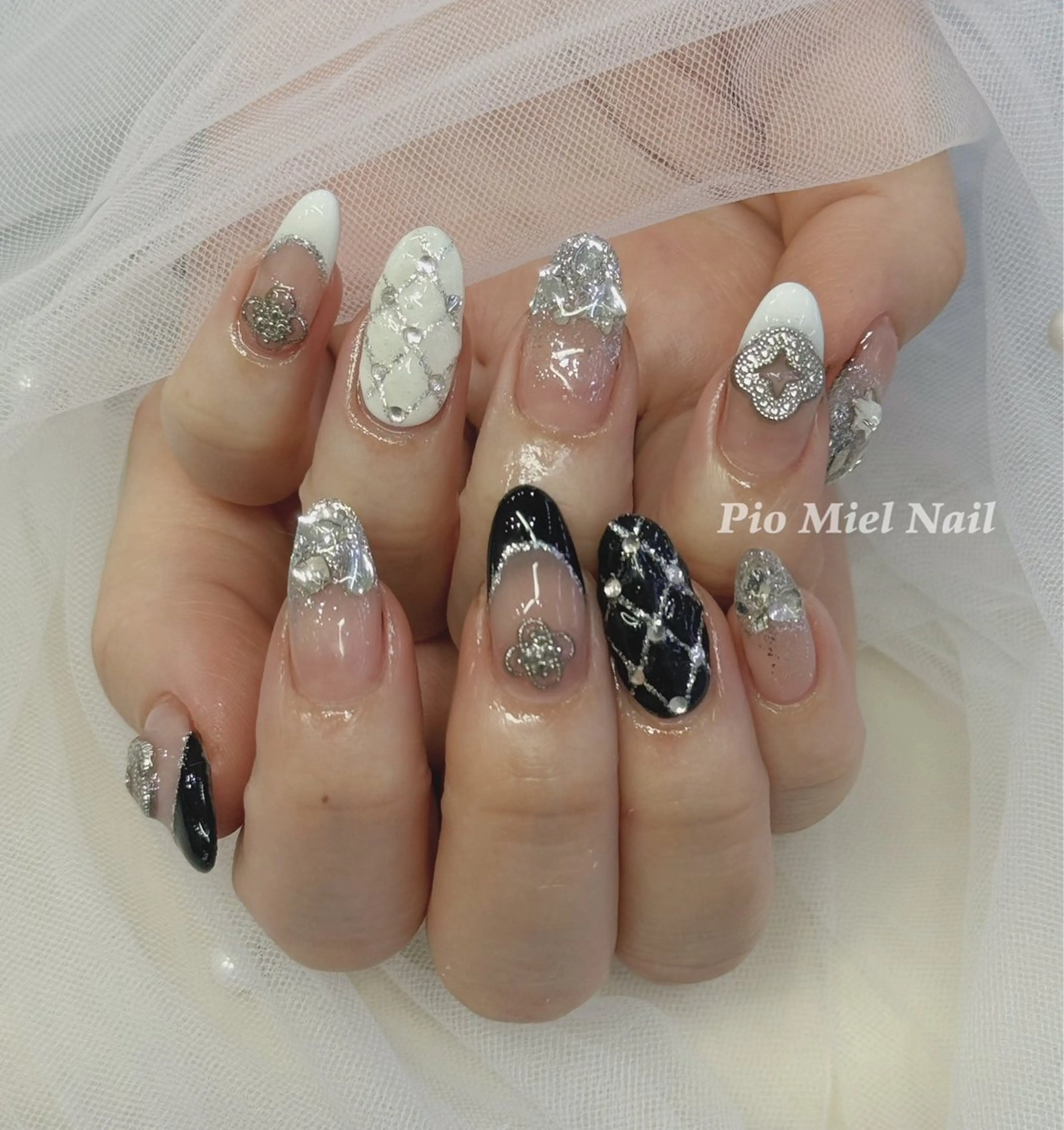 ネイル ガーリー ラメ(グリッター) ロングネイル ホワイト 冬ネイル ハンドネイル HANA 長さだしのネイルデザイン