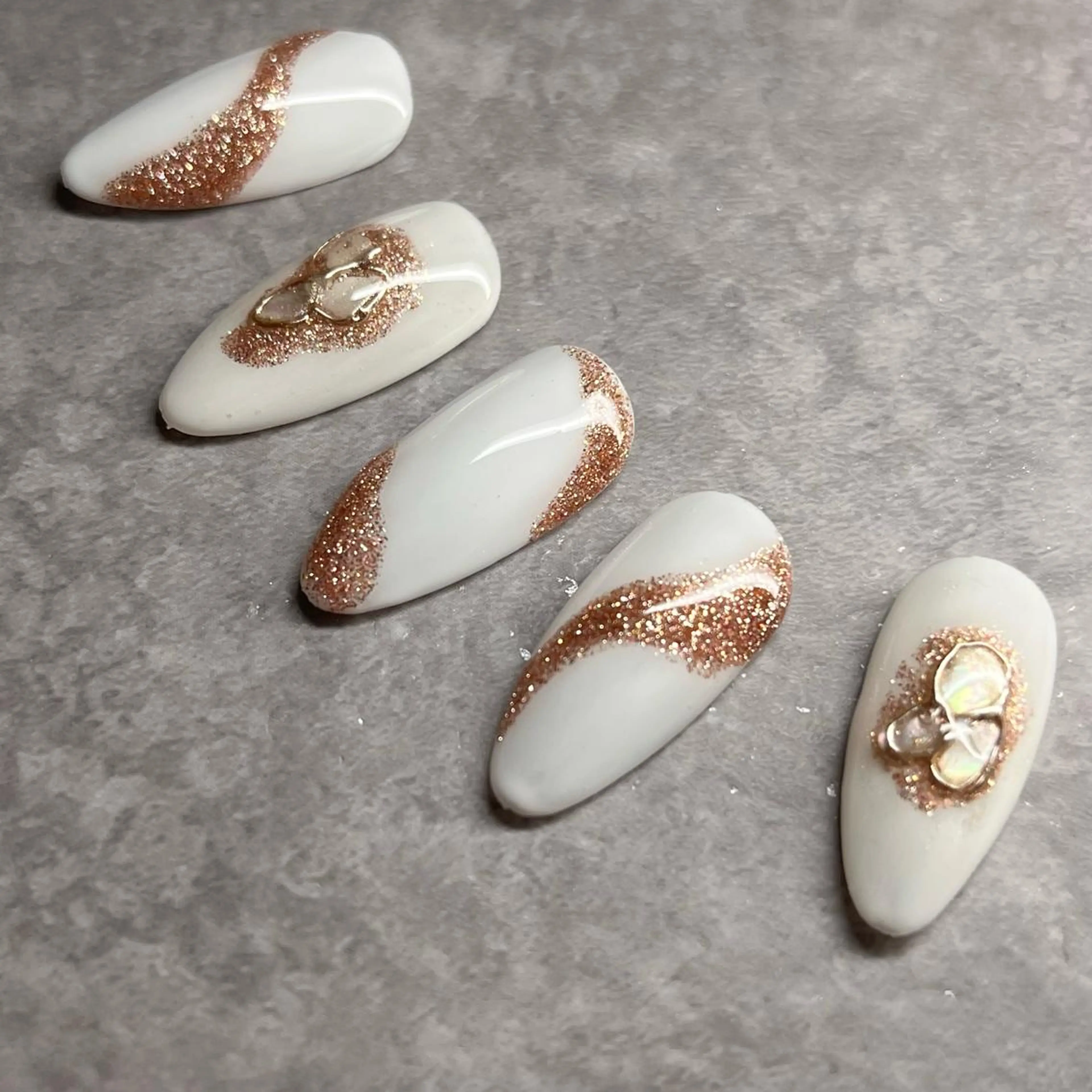 ミディアム ネイル ラメ(グリッター) ミラーネイル ピンク 夏ネイル ホワイト RIONnail(リオンネイル)所属・RIONnail Yurikaのネイルデザイン