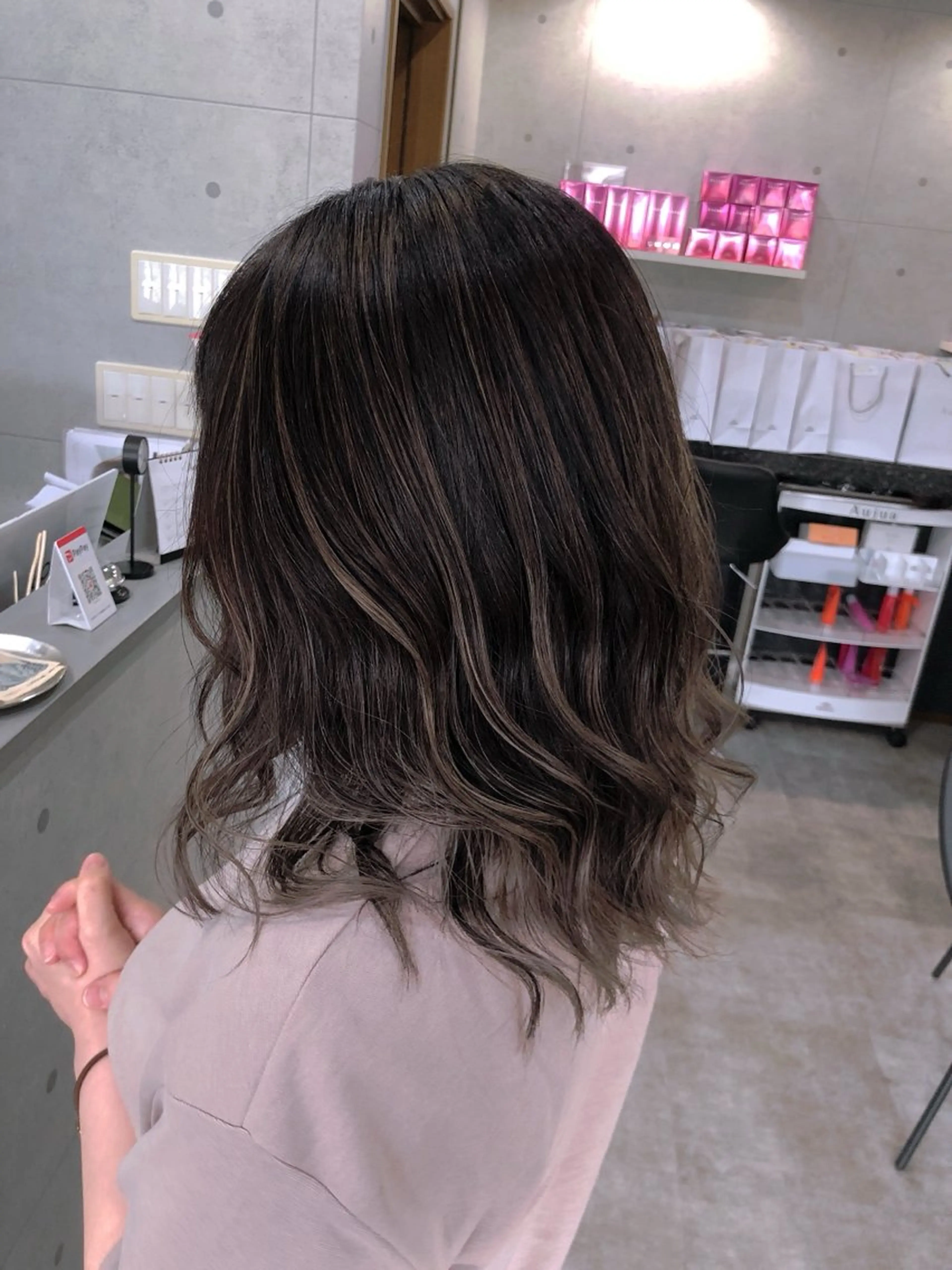 ミディアム ボブ くびれヘア くせ毛 髪質改善 切りっぱなしロブ カット ヘアカラー REVE所属・REVE 【外国人風カラー】のヘアスタイル