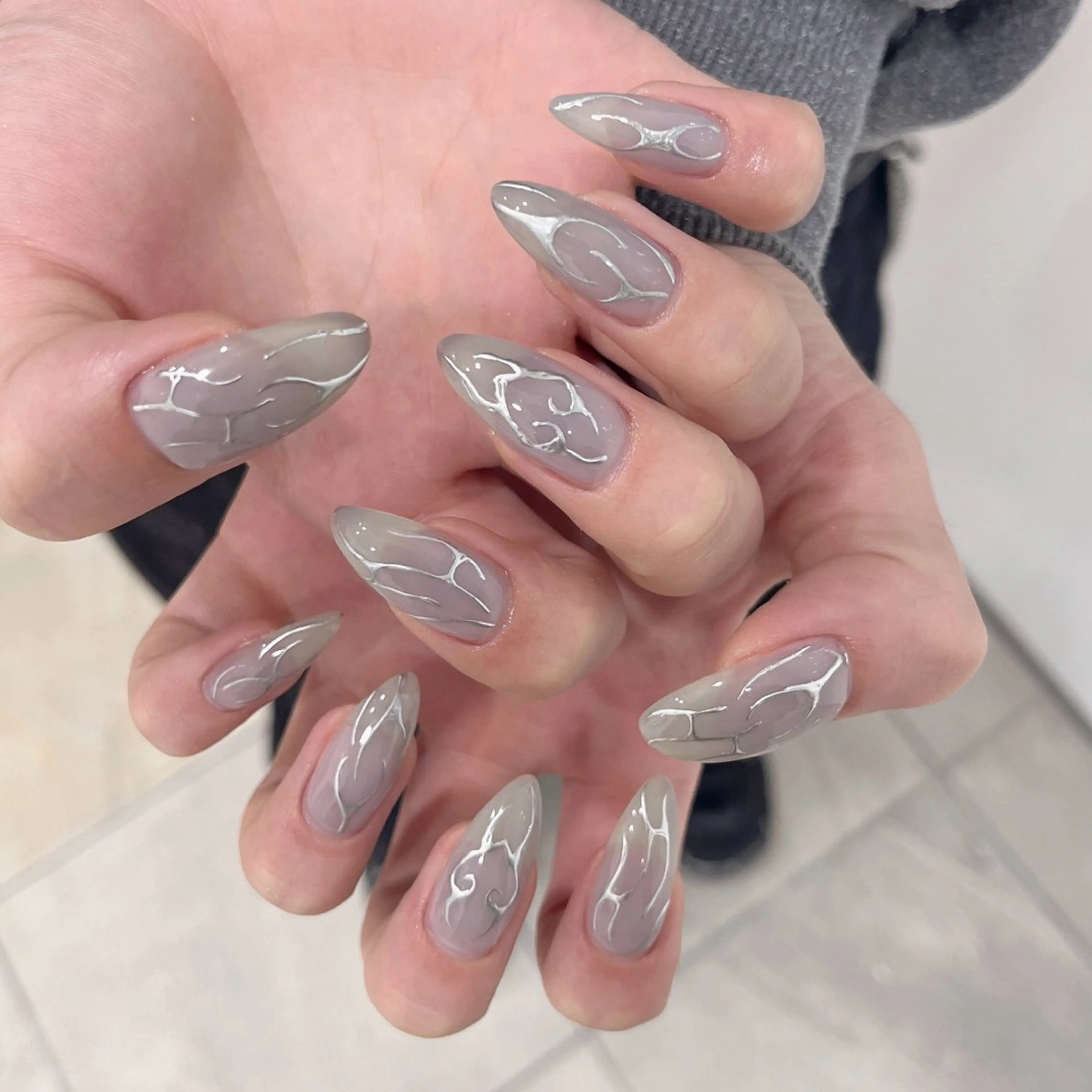 ネイル シルバー ハンドネイル moca心斎橋店 Aina🐈‍⬛🤍のネイルデザイン