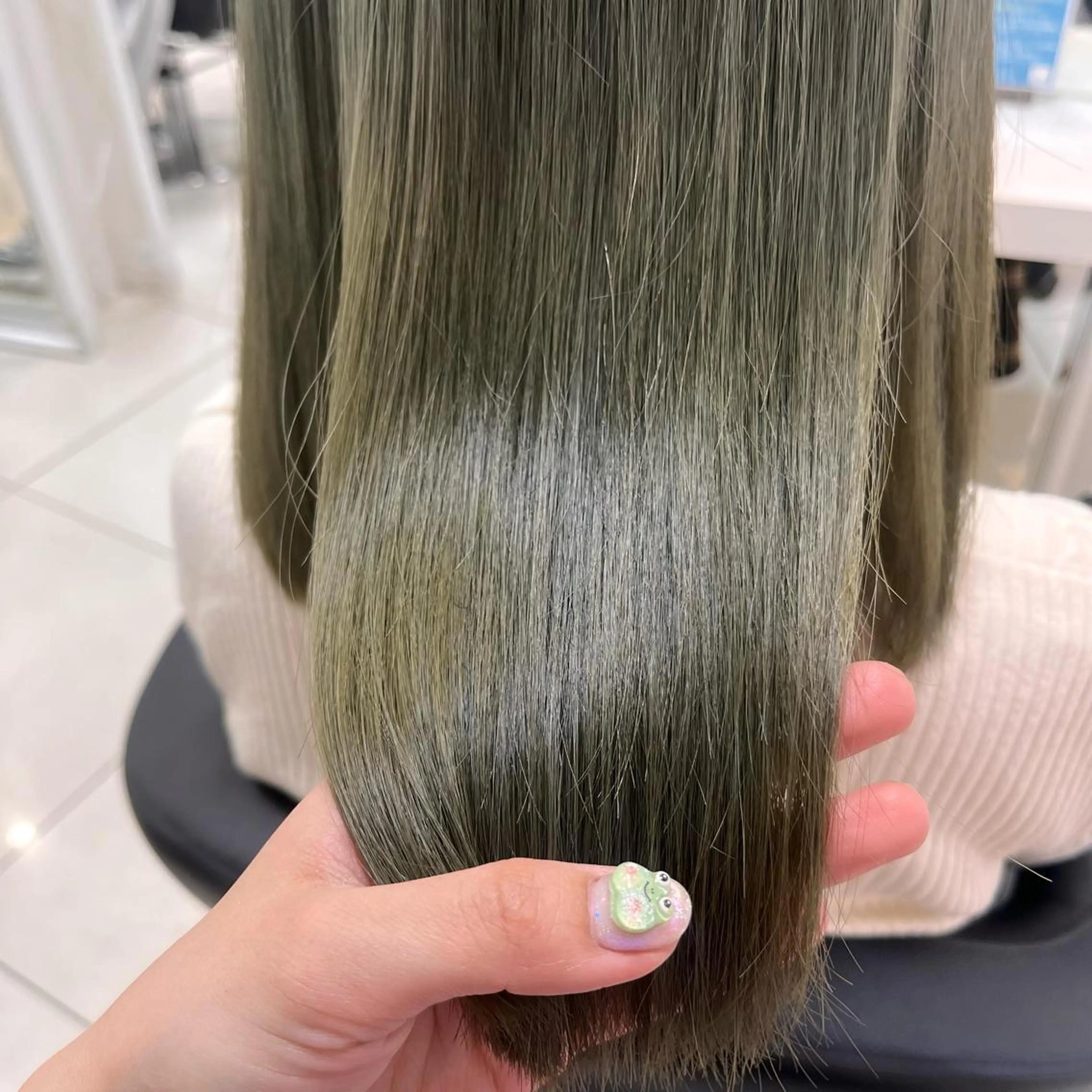 ミディアム カラー ベージュカラー ブリーチ オリーブベージュ カット ヘアカラー トリートメント メンズヘア専門🦊 RYOKAのヘアスタイル