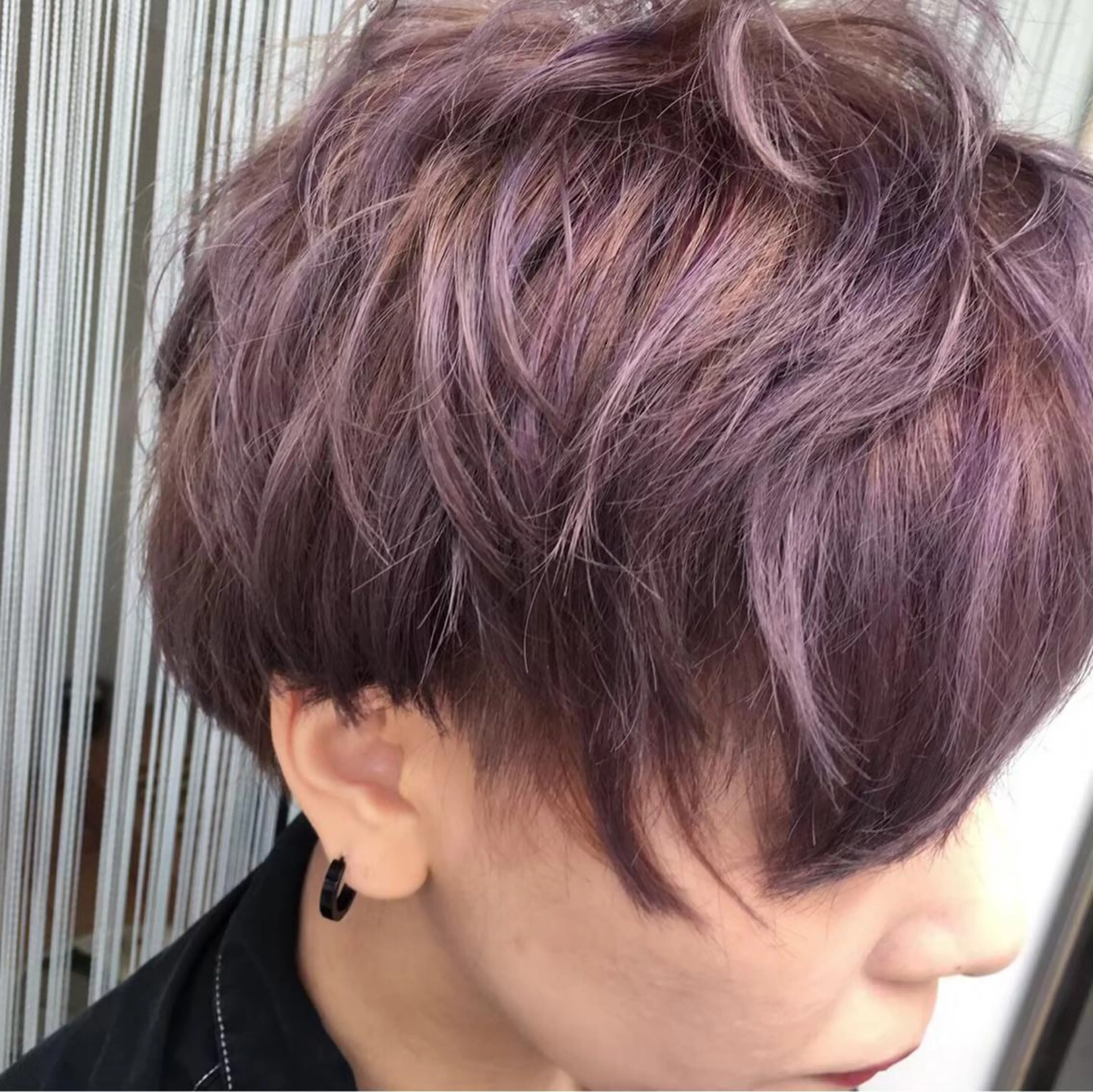 ショート カラー ブリーチ メッシュ パープルカラー ショート 嶋津祥希のヘアスタイル