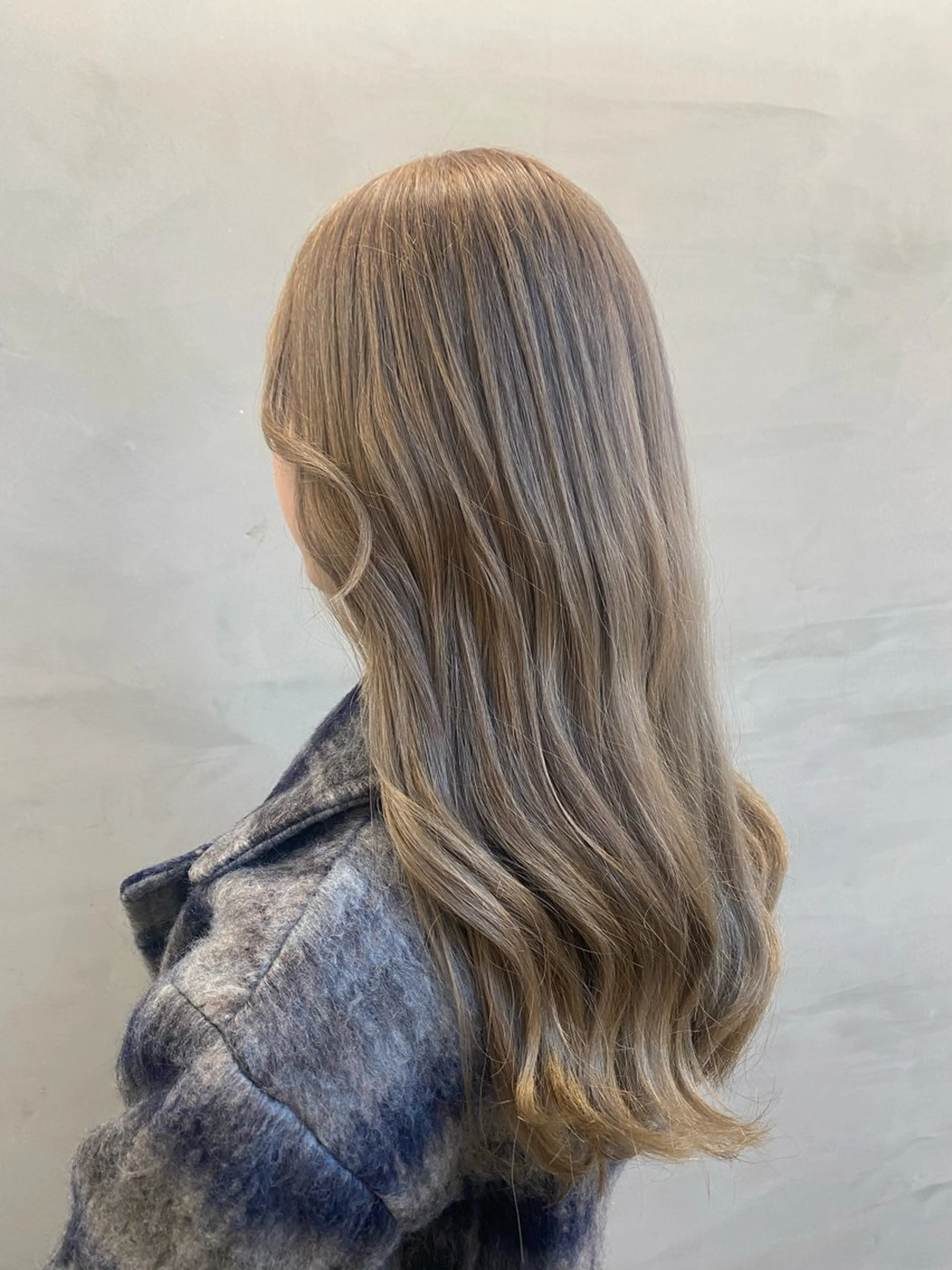 ミディアム カラー ヘアアレンジ ベージュカラー ブリーチ ダブルカラー ハイトーンカラー ミルクティーベージュ ヘアカラー トリートメント 🌟🍒ハイトーン 韓国ヘア/ユウミのヘアスタイル