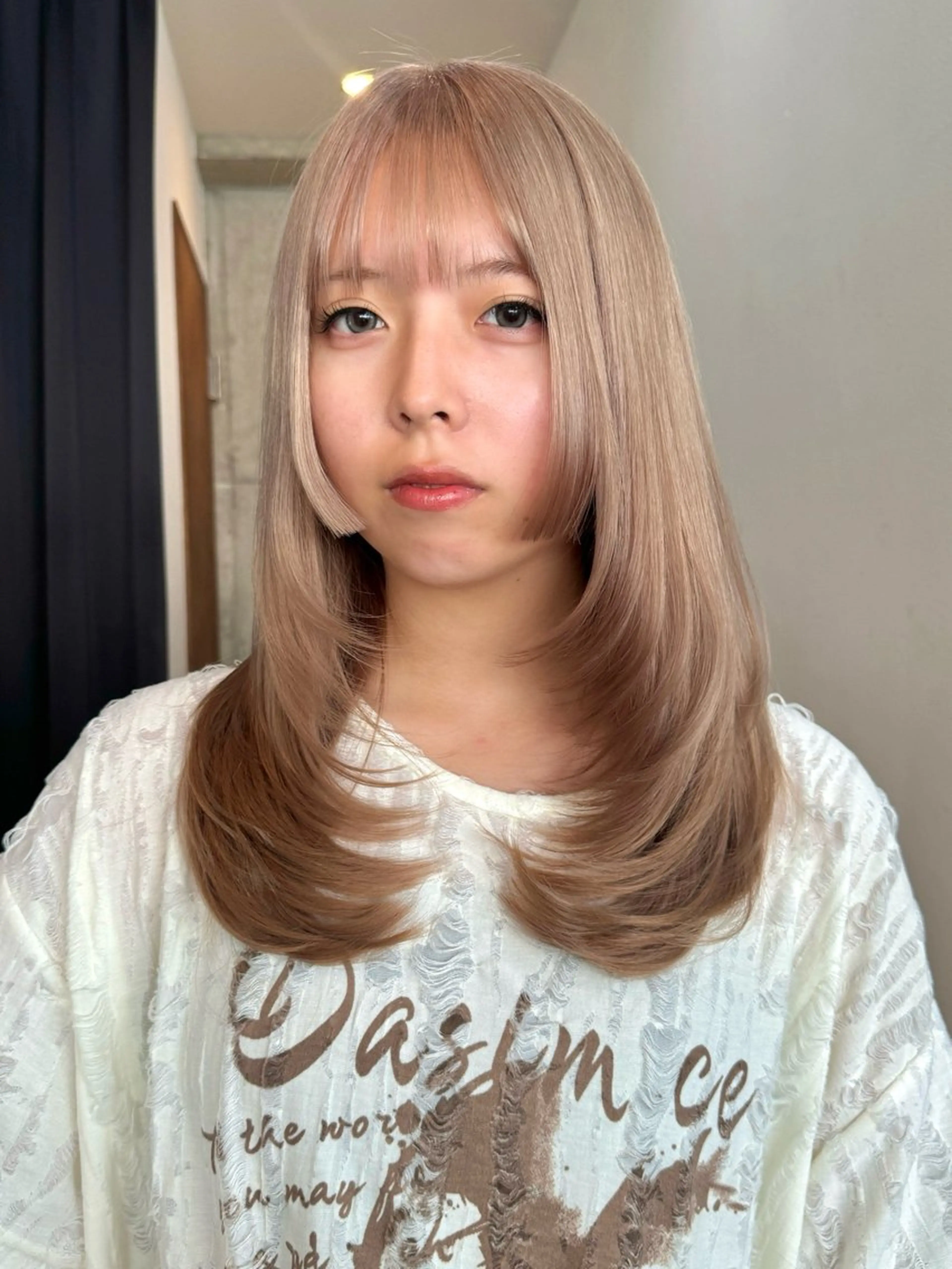 ロング カラー ベージュカラー ミルクティーベージュ ヘアカラー トリートメント 切りっぱなしボブ/ ブリーチカラー/大塚のヘアスタイル