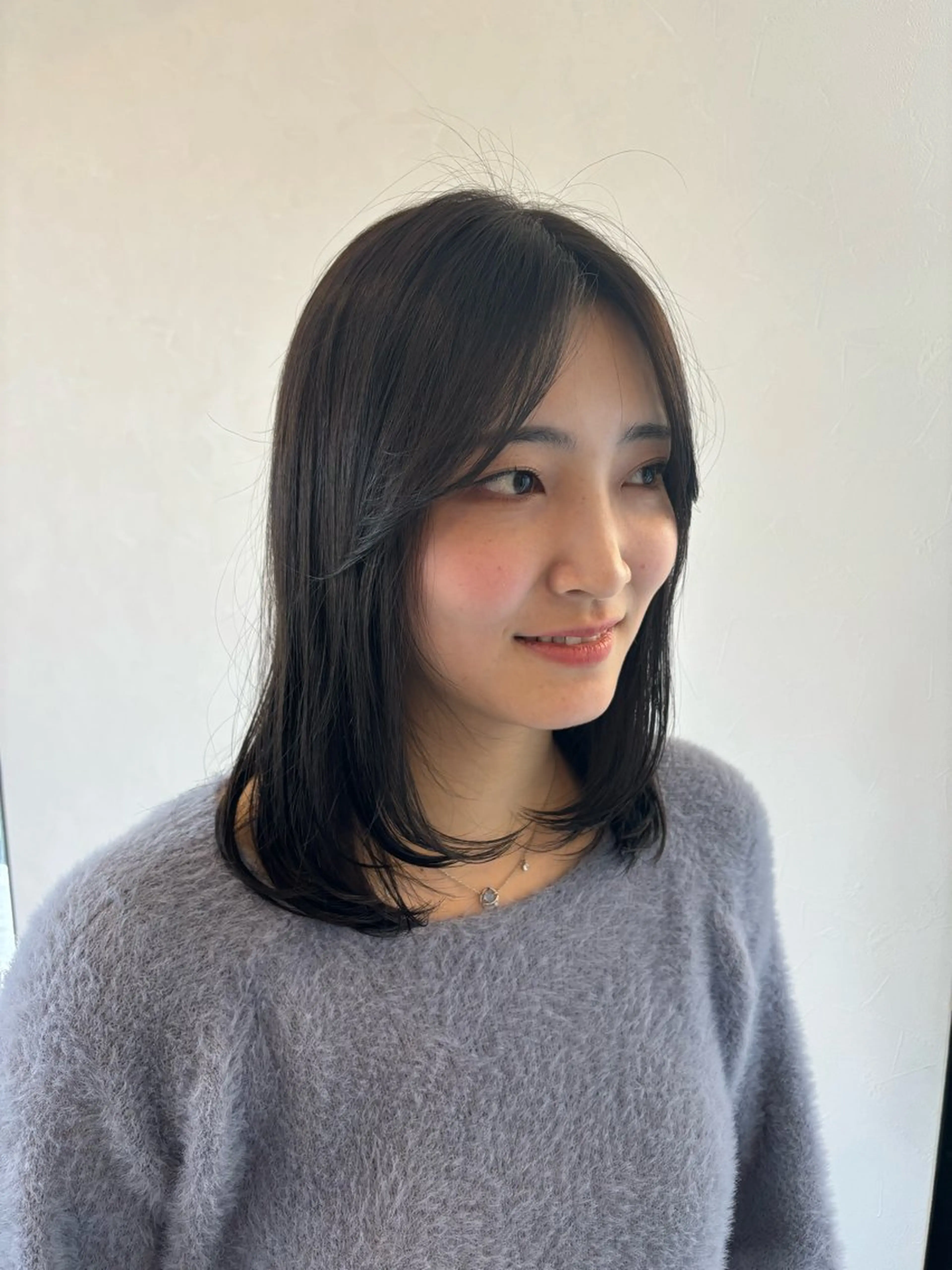 ミディアム 顔周りカット レイヤーカット 小顔カット MONA SAYAKAのヘアスタイル