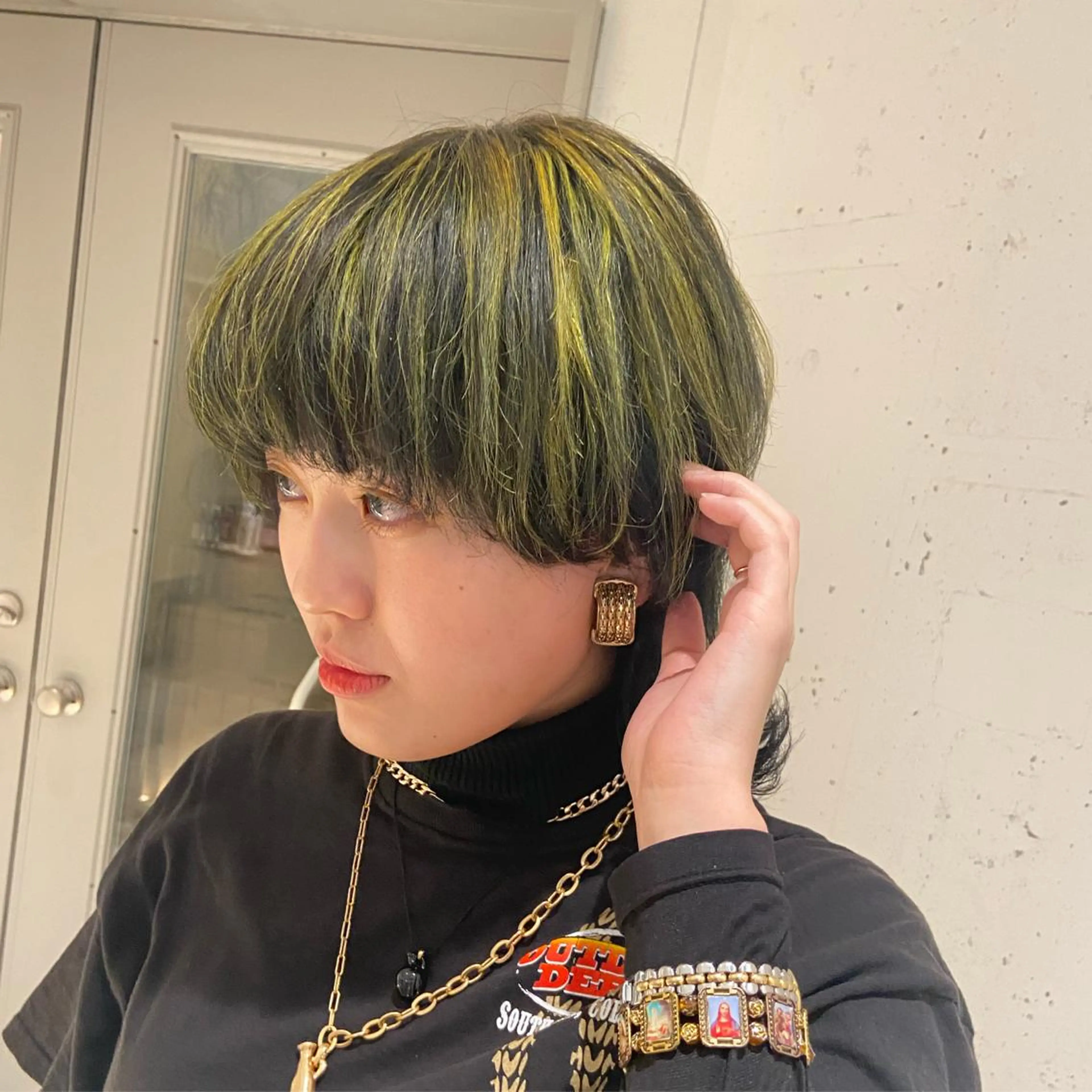 ショート カラー ブリーチ ケアブリーチ デザインカラー ハイライトカラー イエローカラー カジュアルを女っぽく 𝗮𝘆𝗮𝗰𝗼のヘアスタイル