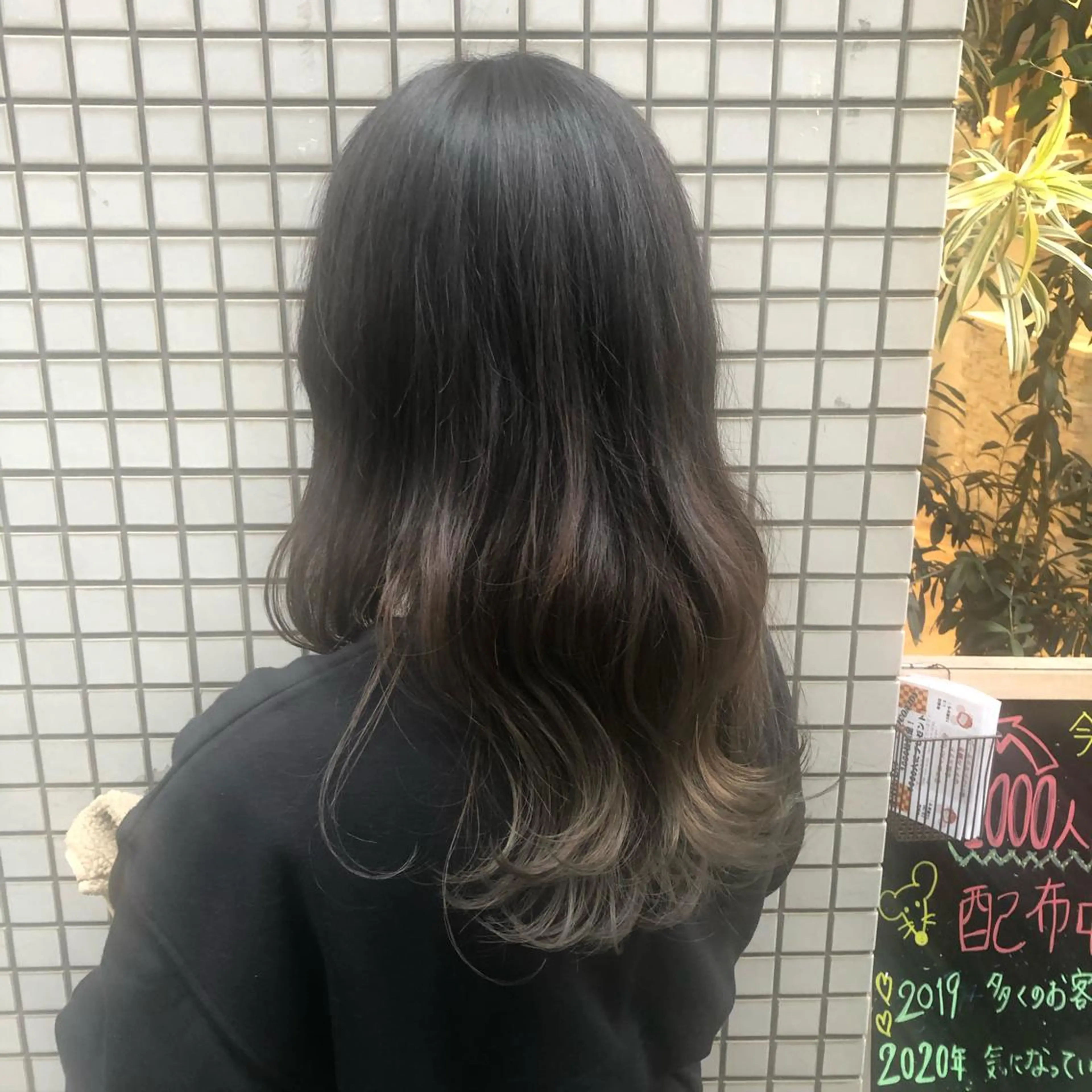 ロング ヘアカラー 伊東 彩花のヘアスタイル