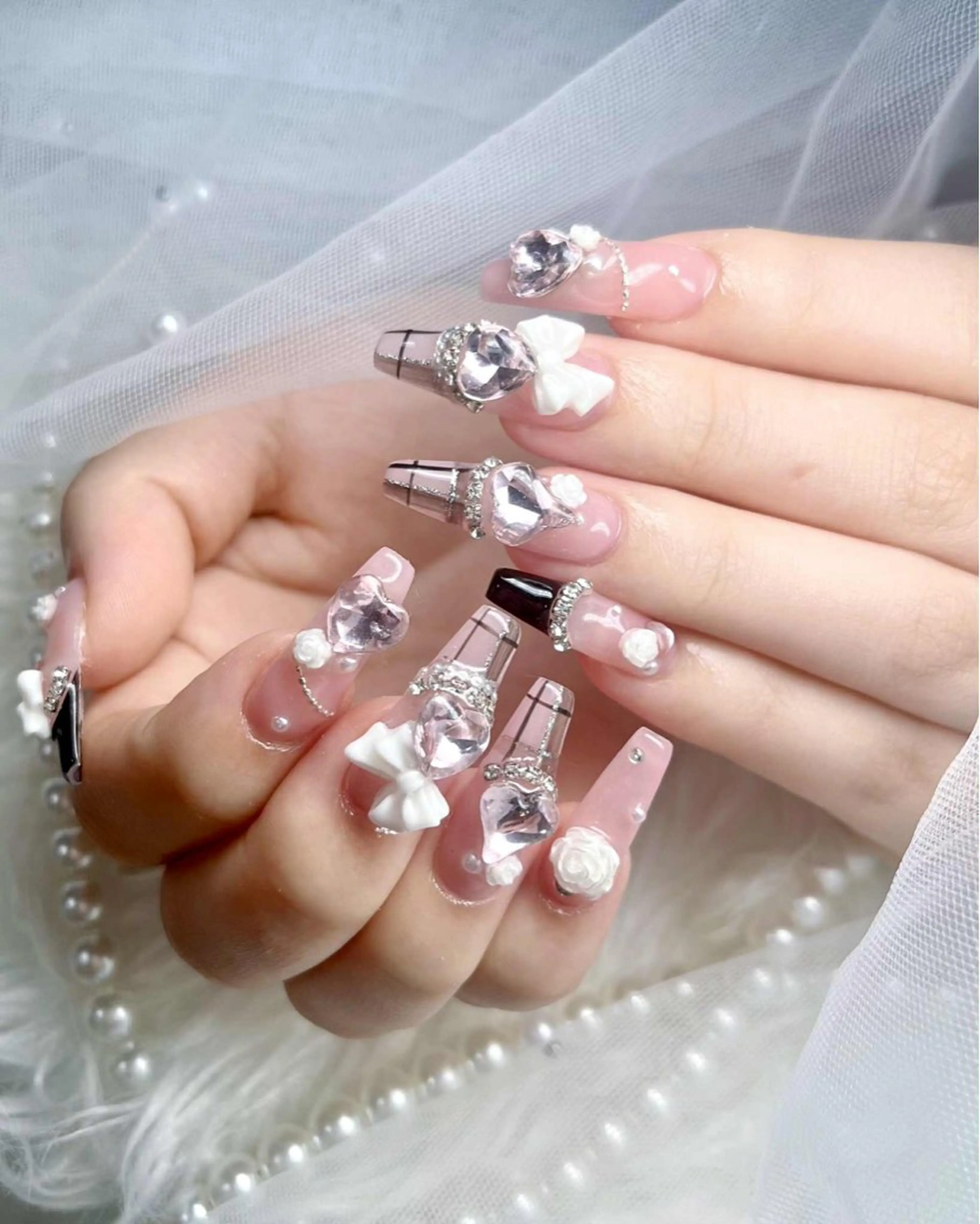 ネイル フレンチネイル ジェルネイル ハロウィン キラキラネイル 韓国ネイル H.babynailsalon所属・H.baby Nail Salonのネイルデザイン