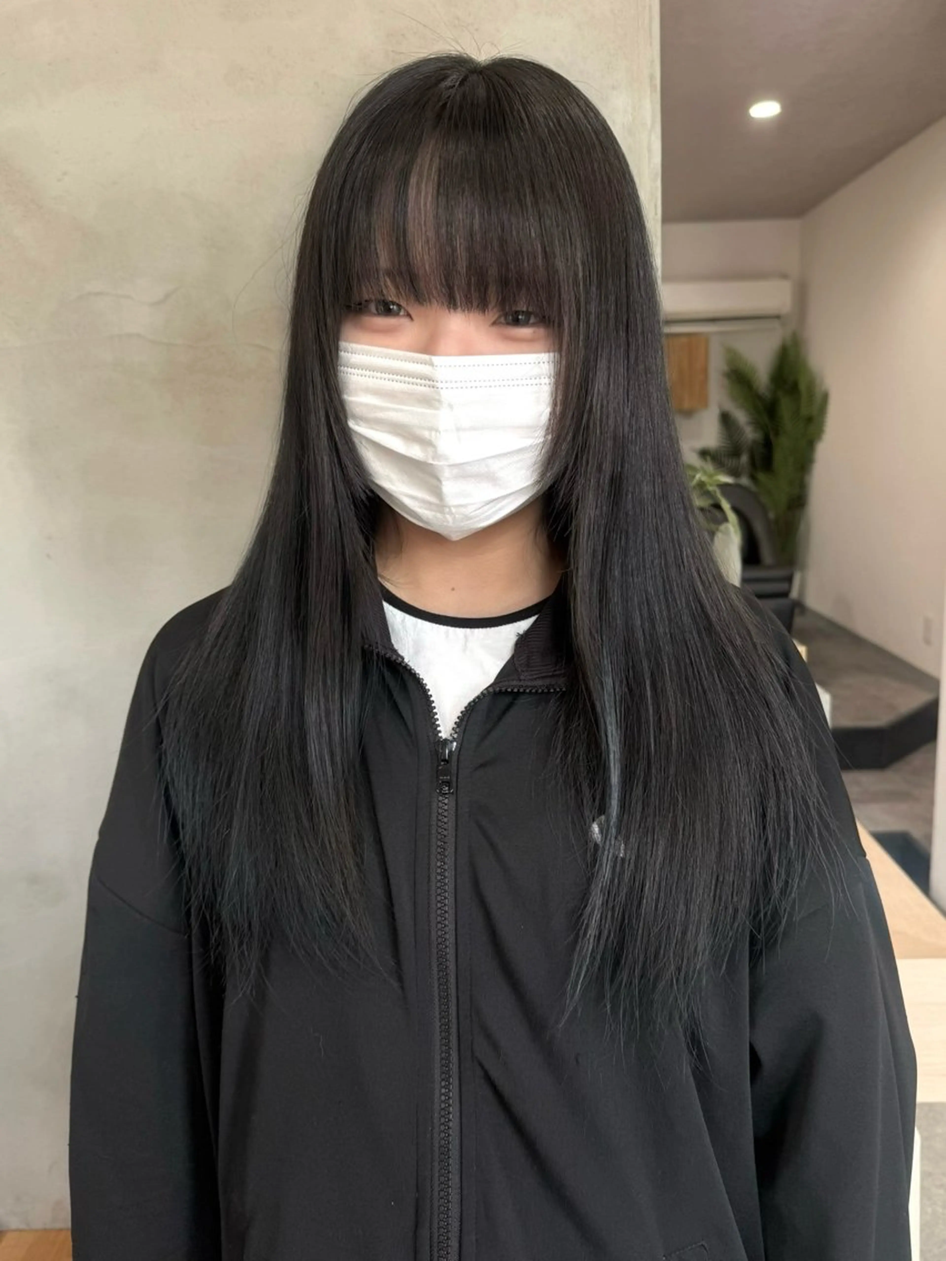 ロング カラー 黒髪 ブルーカラー ブルーブラック カット ヘアカラー トリートメント 88 hair design所属・🫧ハルカ🫧 韓国レイヤーのヘアスタイル