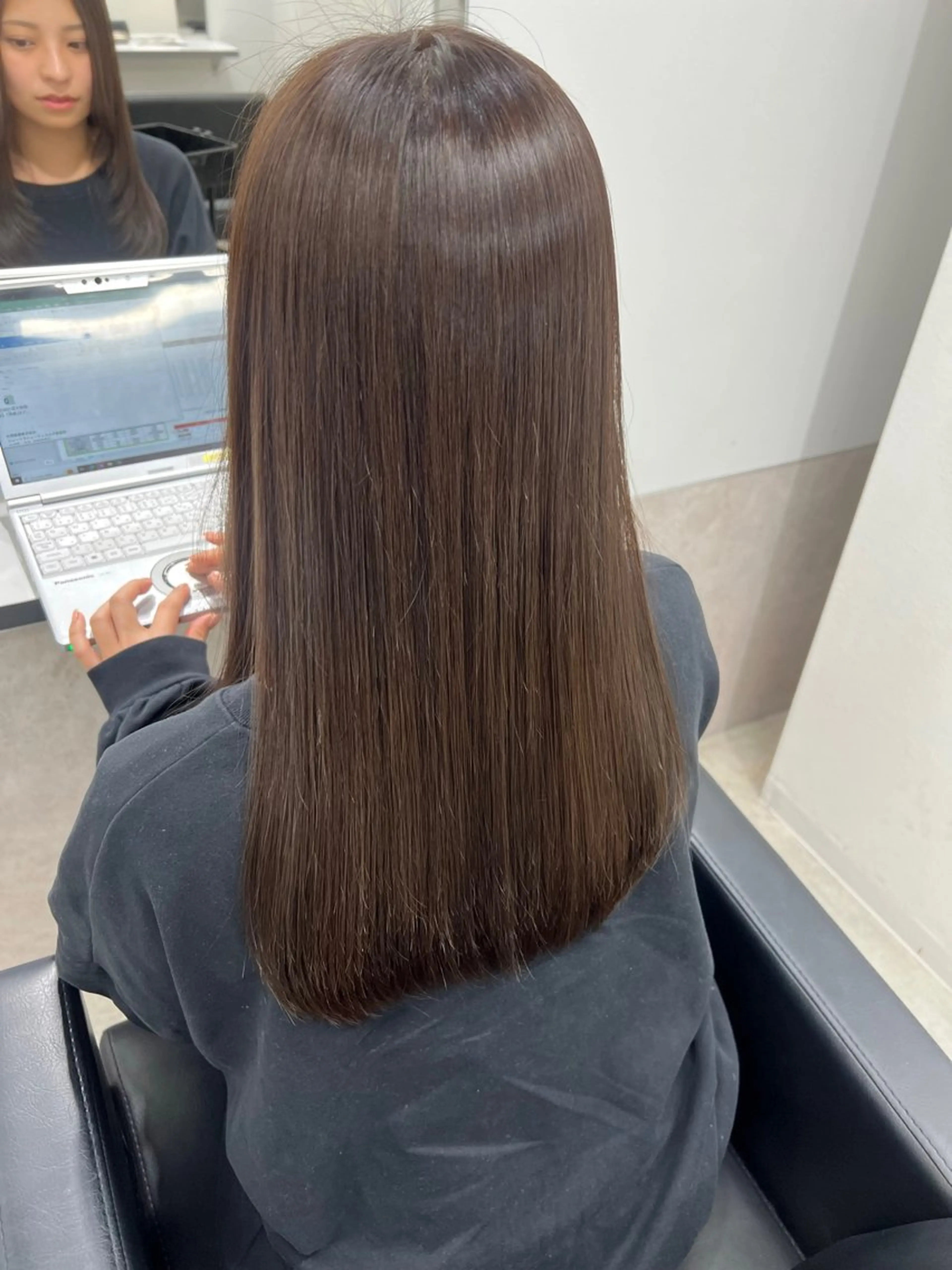 ロング ヘアカラー maya レイヤーカットのヘアスタイル