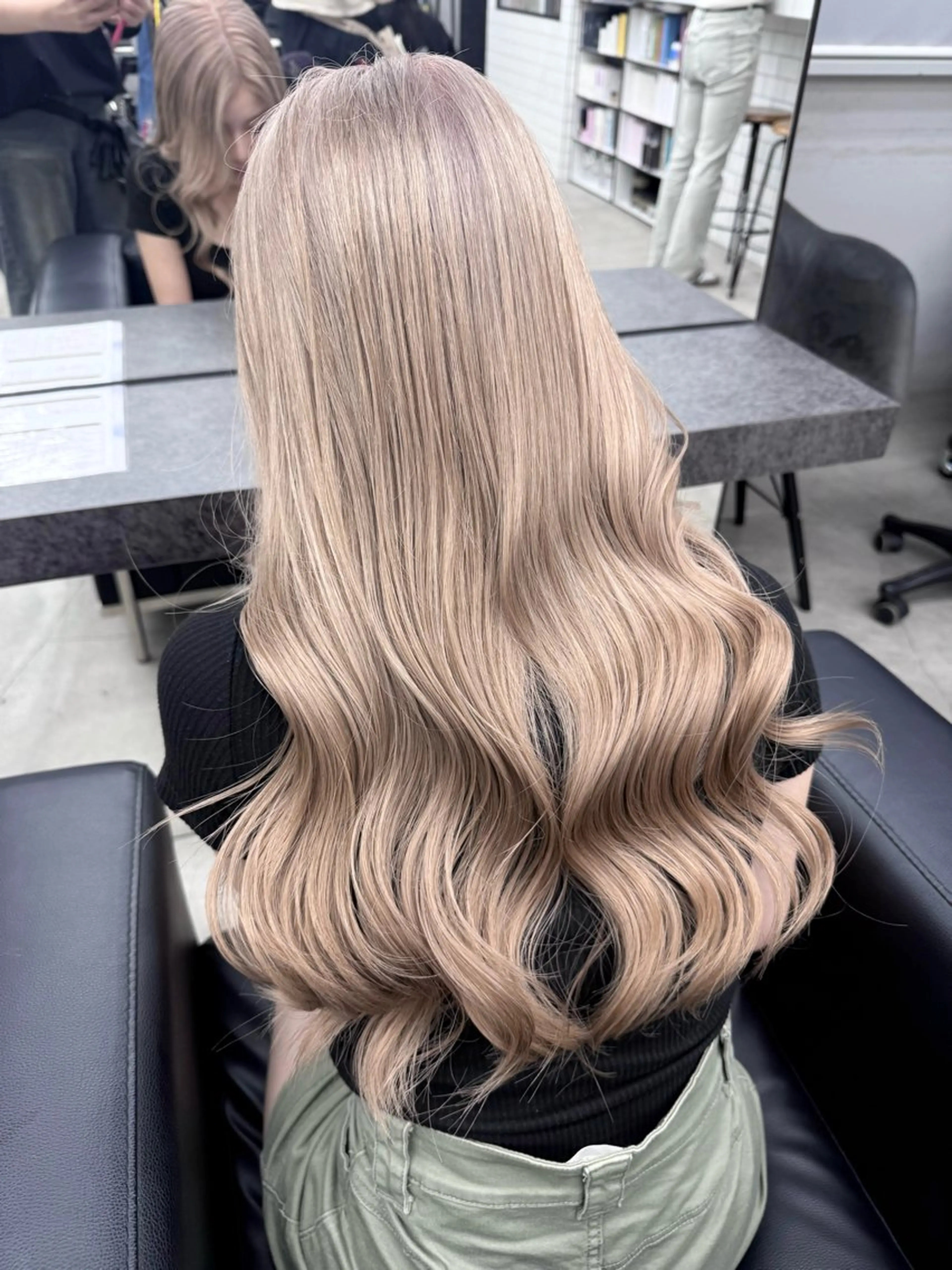 ロング カラー シールエクステ ベージュカラー ブリーチ ケアブリーチ 透明感カラー ヘアカラー トリートメント ハイトーン/髪質改善 🦋KASUGA🖤のヘアスタイル