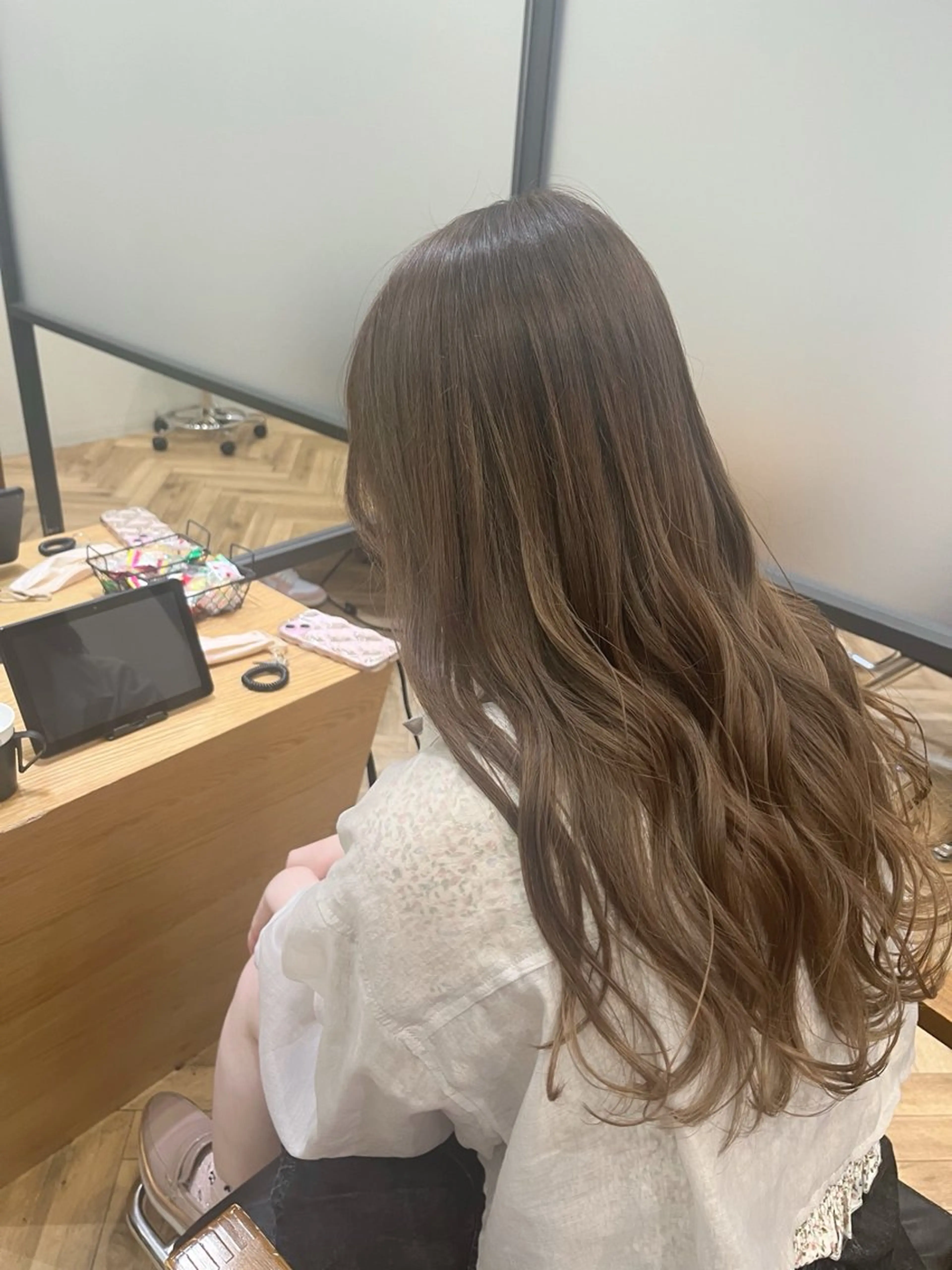 ロング カラー ベージュカラー ブリーチ グラデーションカラー オリーブベージュ カット ヘアカラー 髪質改善🫧艶髪🫧 韓国ヘア🤍神田紗来のヘアスタイル