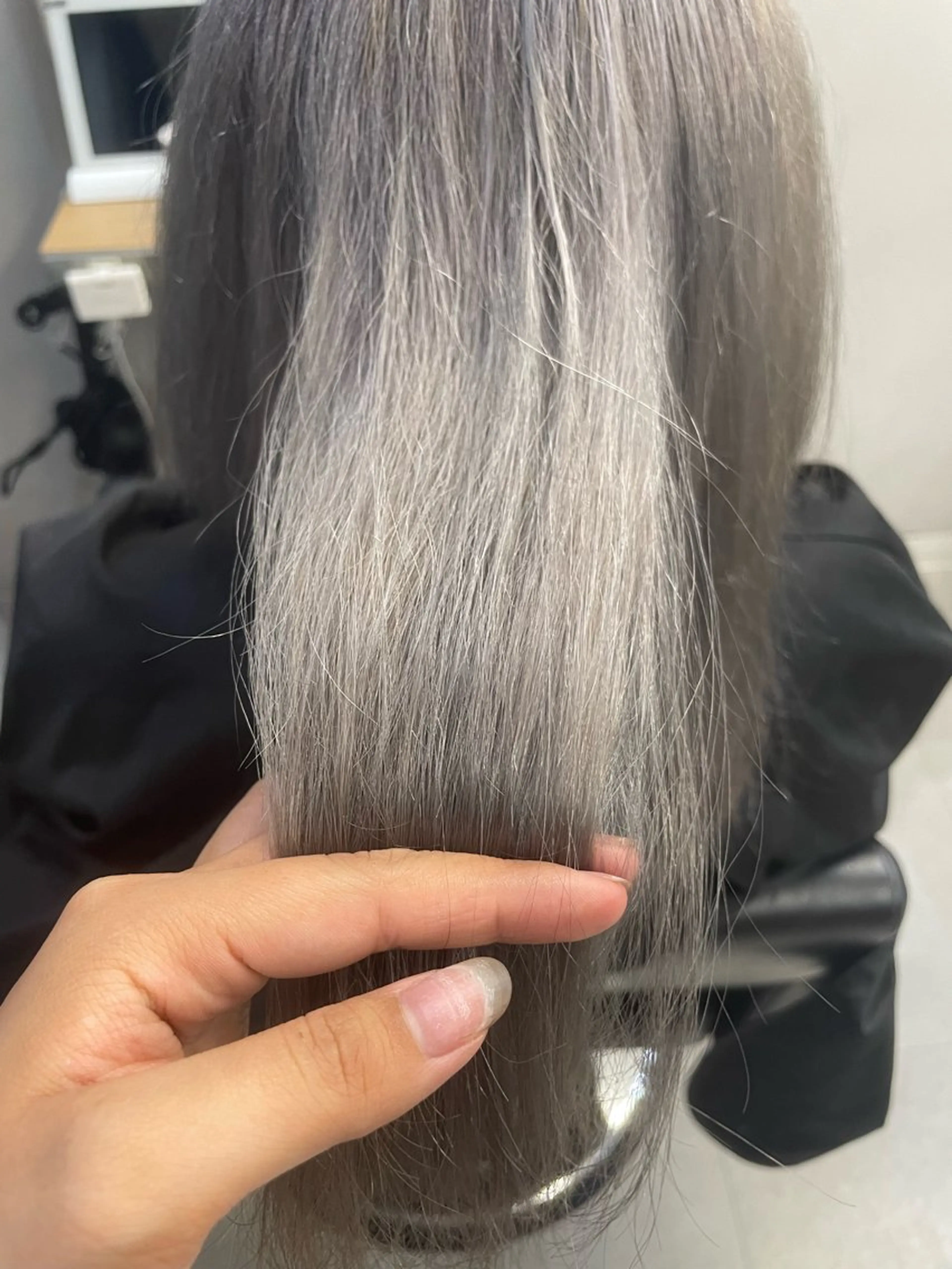 カラー シルバー ホワイトシルバー THE BARBER 日本橋高島屋S.C.所属・山﨑 なみのヘアスタイル