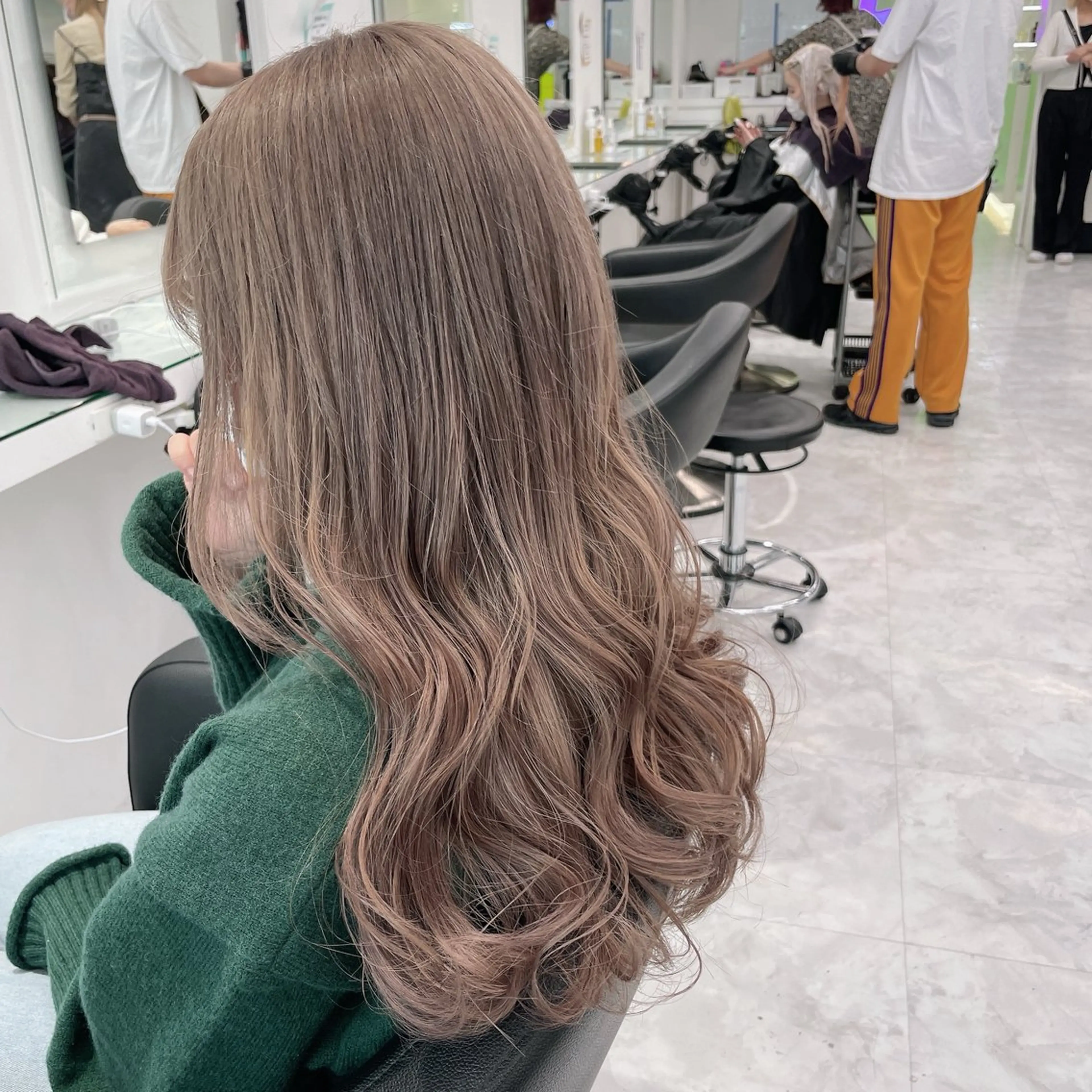 ロング メンズ ヘアカラー 艶感ミルクティー🤍 色落ち綺麗🤍ともやのヘアスタイル