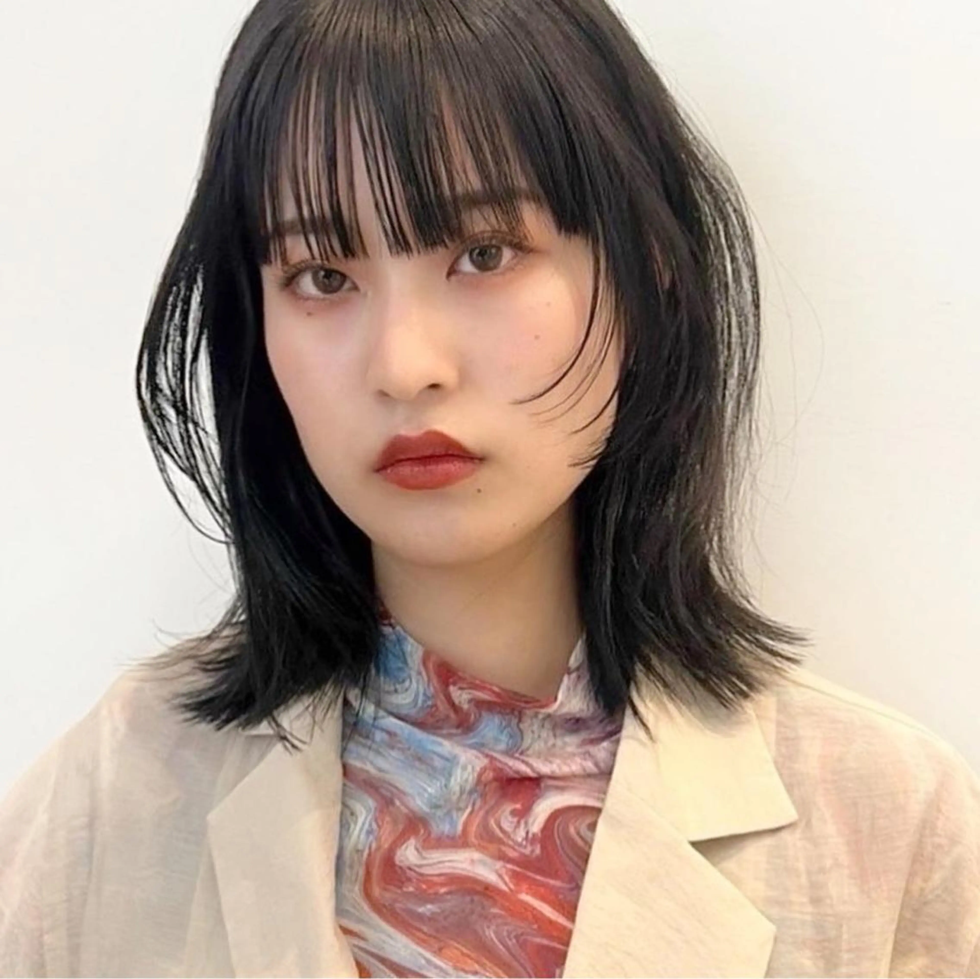ミディアム カラー 切りっぱなしボブ ブリーチ グレージュ ハイトーンカラー ボブ カット ヘアカラー トリートメント ニュアンスレイヤー ハイトーンカラーのヘアスタイル