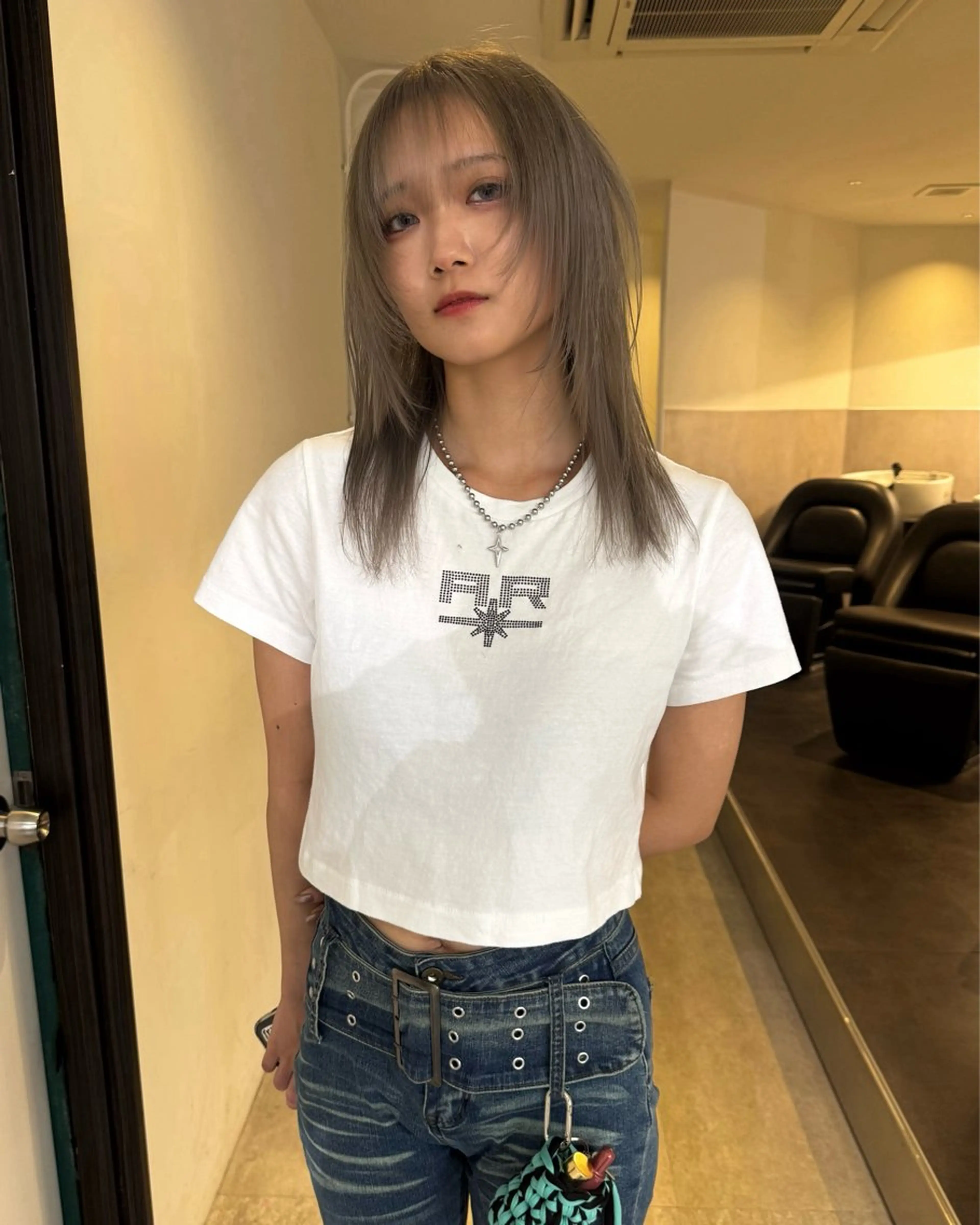 ミディアム カラー ブリーチ グレージュ ブリーチなしカラー シルバー シルバーグレージュ カット ヘアカラー トリートメント RAIMA ハイトーンレイヤーのヘアスタイル