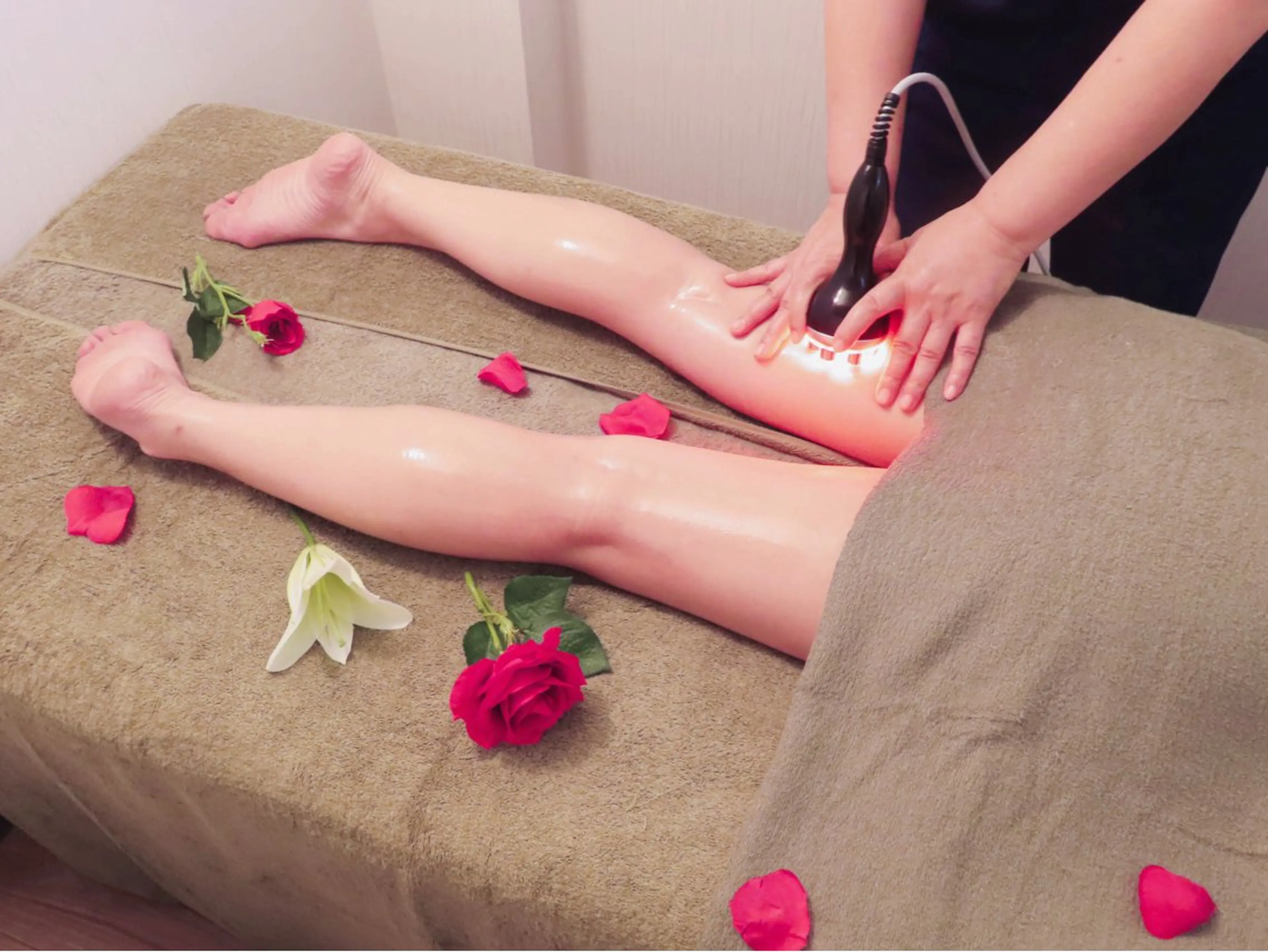 当店人気No1】全身アロマリンパ+温キャビ+小顔コルギ120分¥ 10800の写真