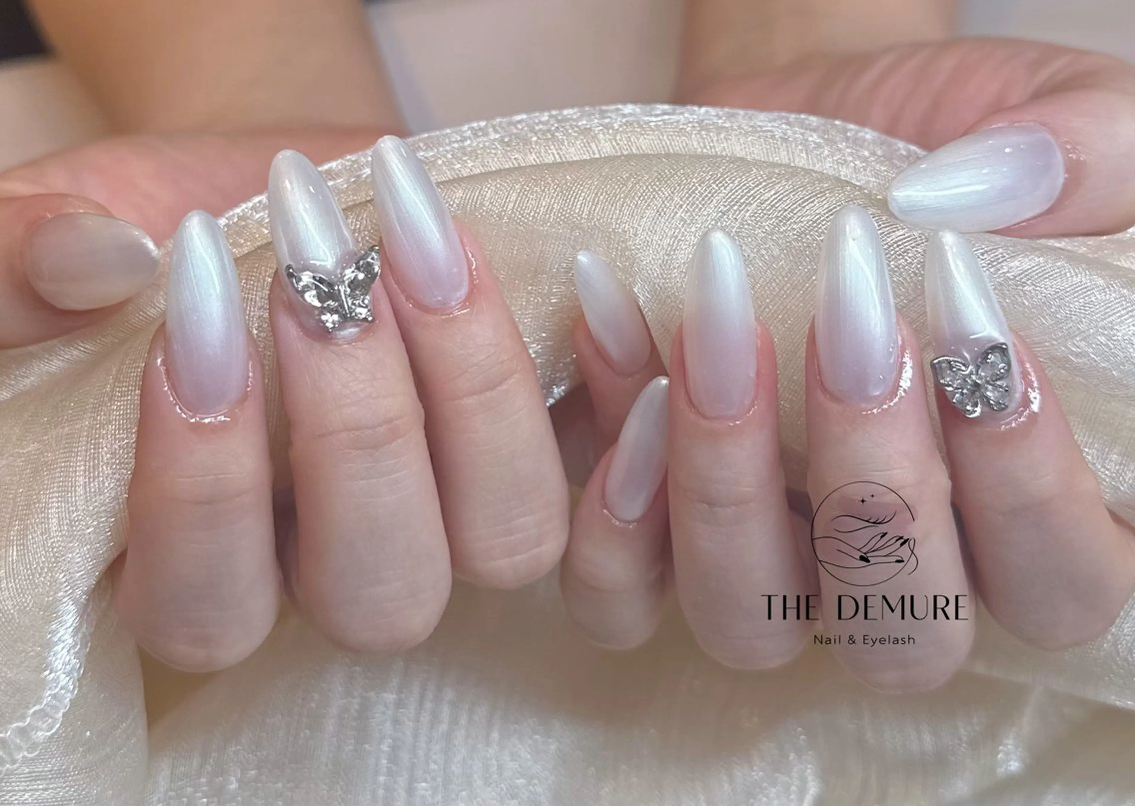 ネイル アートネイル キラキラネイル 韓国ネイル 水色 ロングネイル ハンドネイル ハンドケア NailDemure 【銀座店】のネイルデザイン