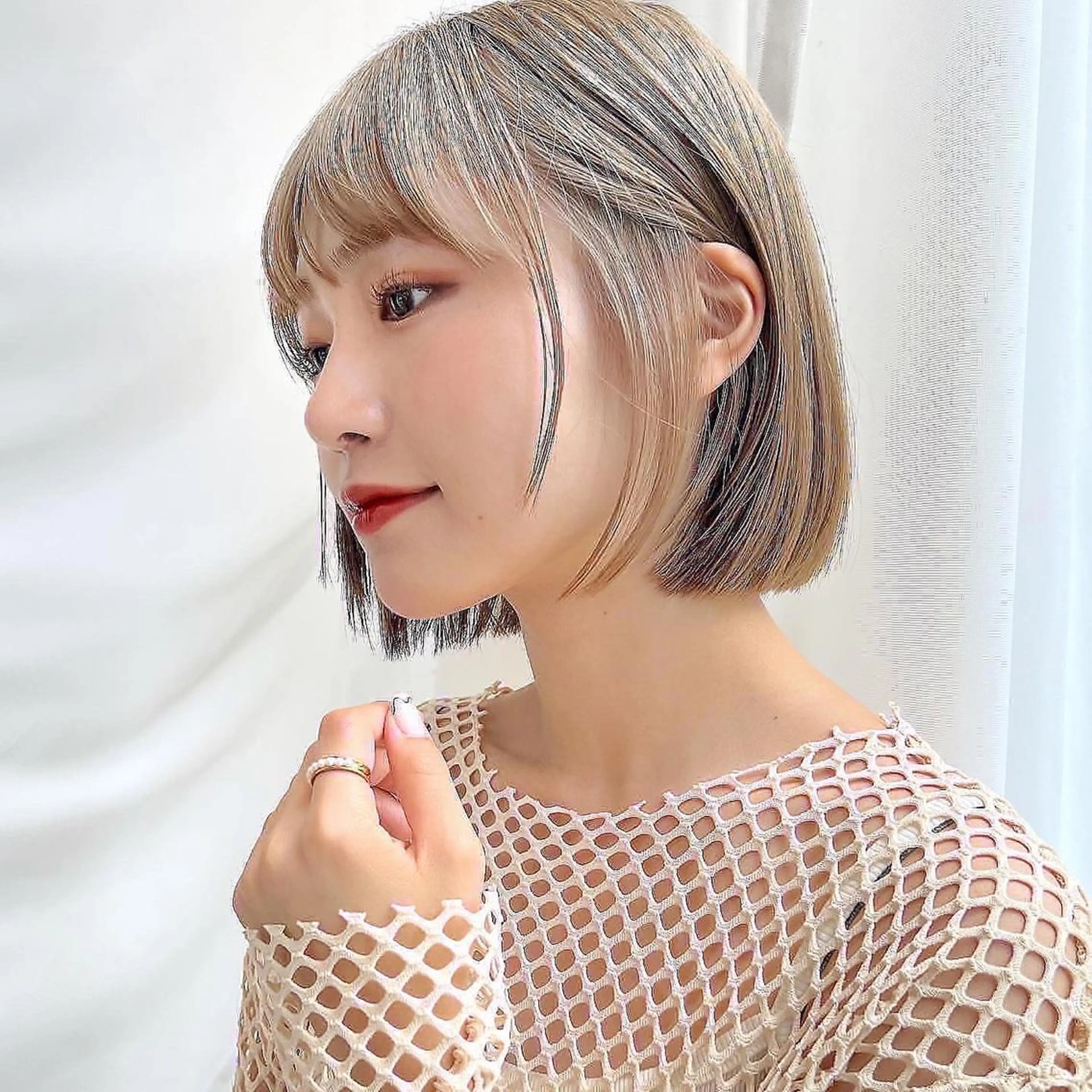 ショート カラー 切りっぱなしボブ 前下がりボブ ブリーチ グレージュ イルミナカラー カット ヘアカラー トリートメント ニュアンスレイヤー ハイトーンカラーのヘアスタイル