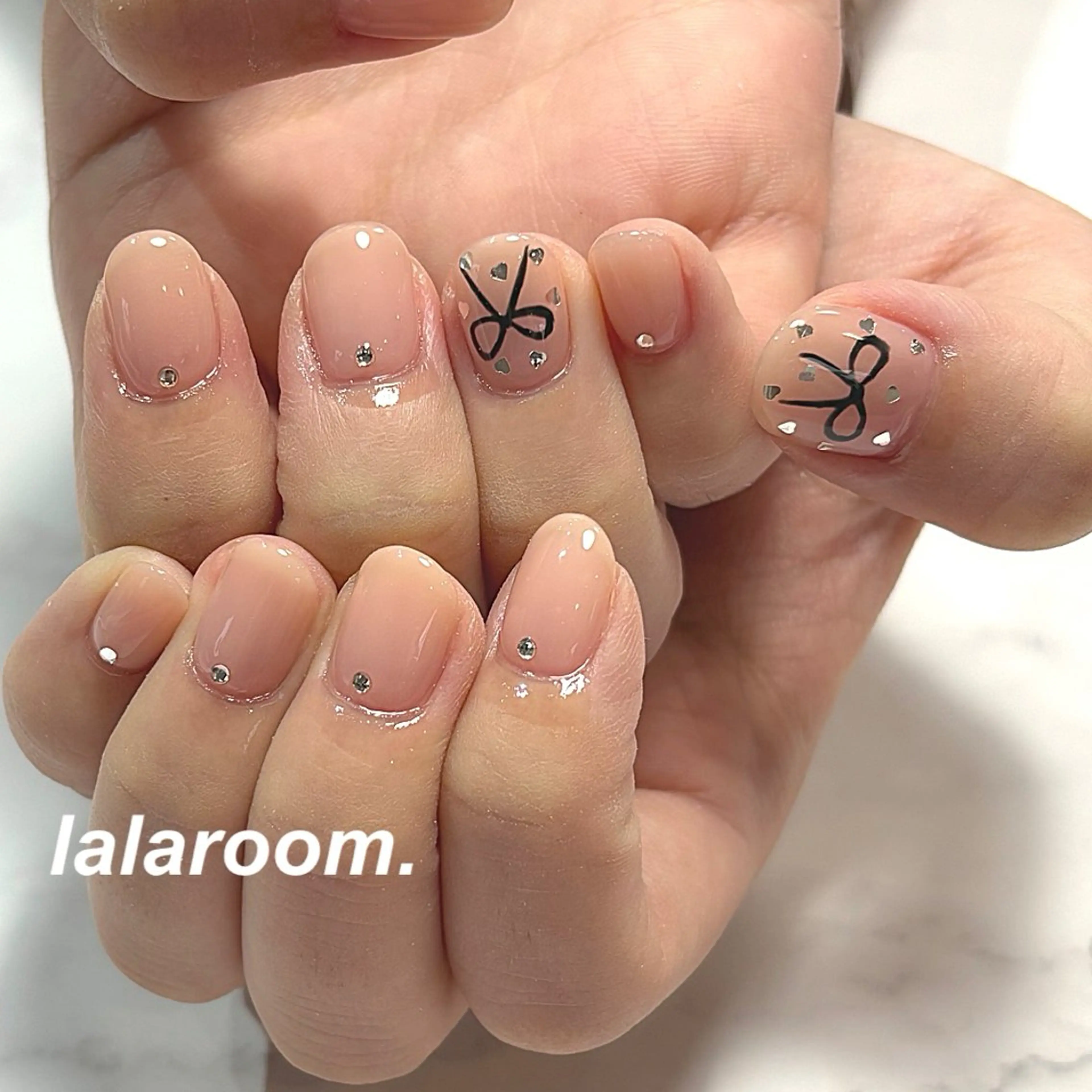 ネイル キラキラネイル マグネットネイル オフィスネイル ワンカラーネイル シンプルネイル ハンドネイル lala room.のネイルデザイン