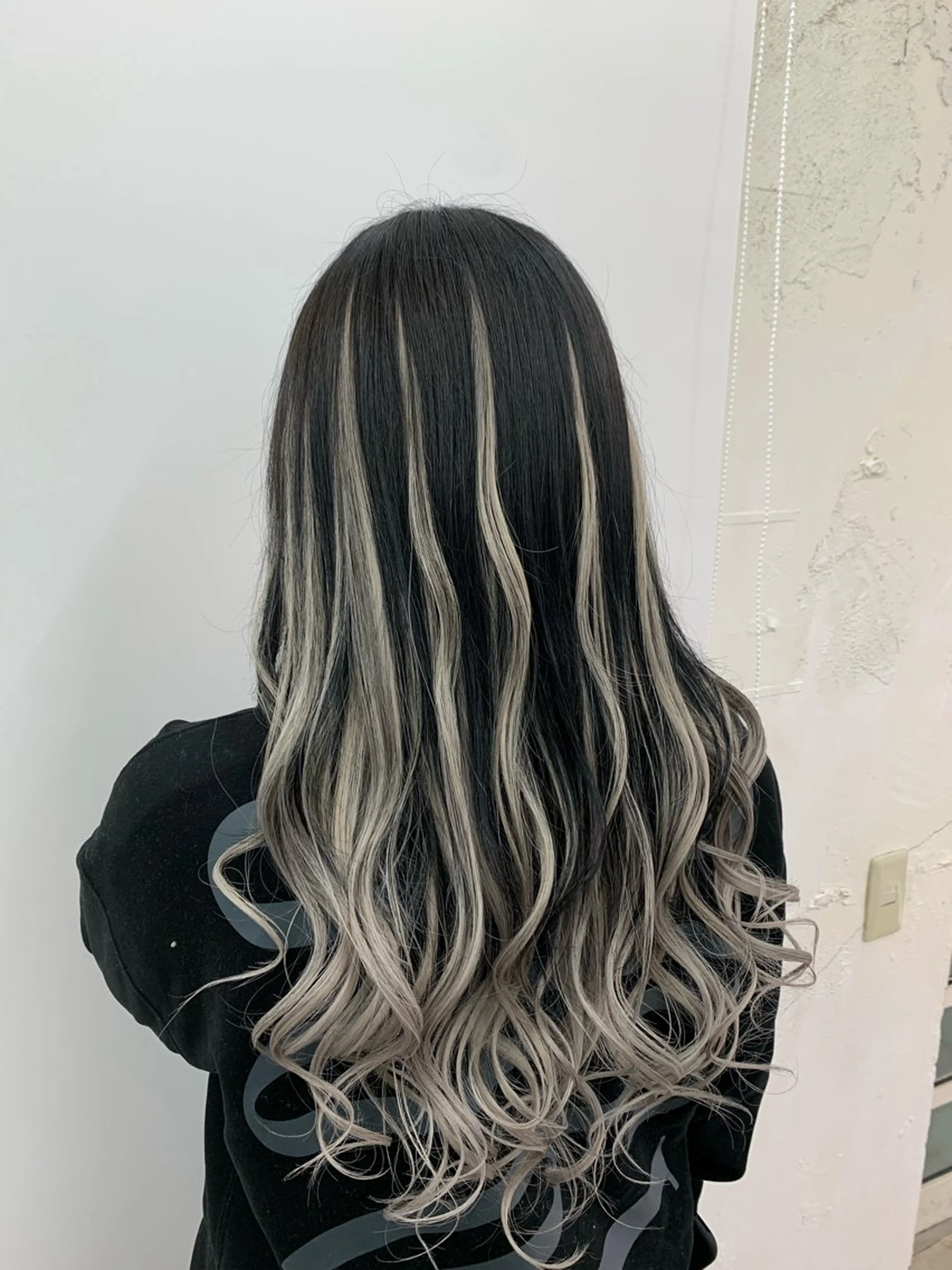 ロング 奥本 侑 ハイトーン、髪質改善のヘアスタイル