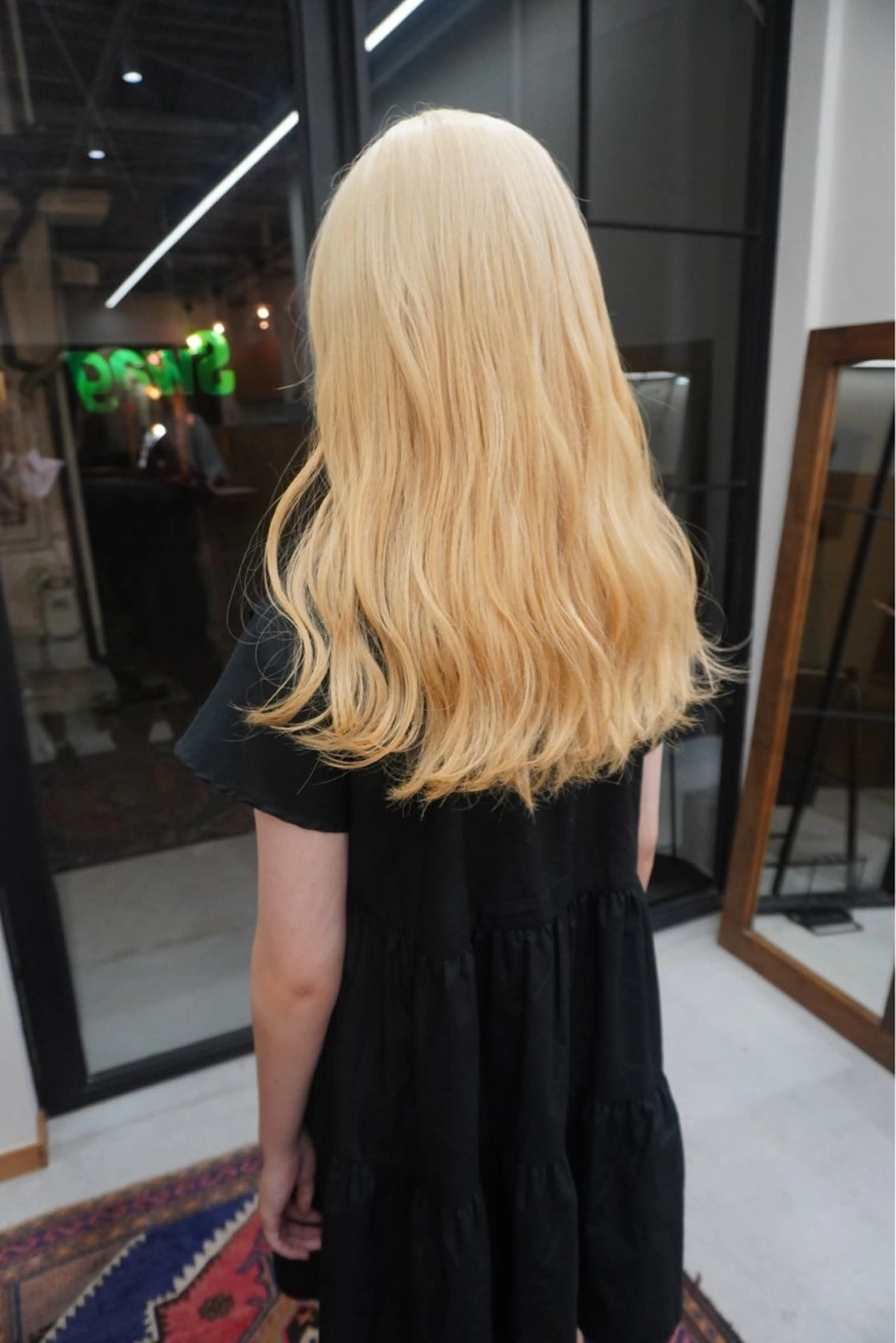 ロング カラー パーマ ヘアアレンジ ブリーチ 抜きっぱなしブロンド ブロンド ハイトーンカラー ロング カット ヘアカラー トリートメント 髪と音処　マトぺ所属・ダブルカラー/ボブ ブリーチカラー/ユリのヘアスタイル