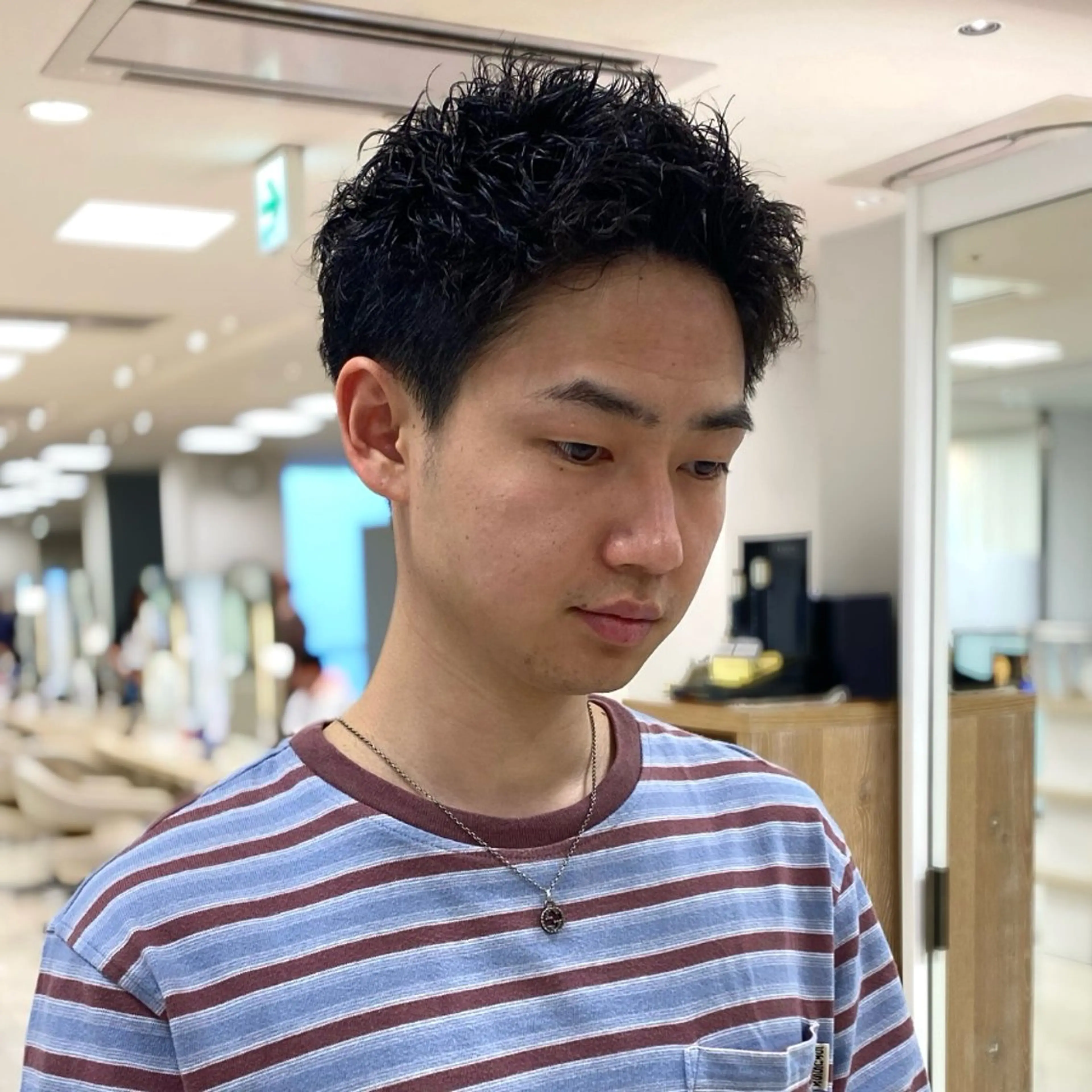 ショート パーマ メンズ フェザーパーマ メンズパーマ スパイキーショート 波巻きパーマ ショートヘア カット パーマ トリートメント 銀座メンズパーマ🦚 ブリーチ🌿レイヤーのヘアスタイル