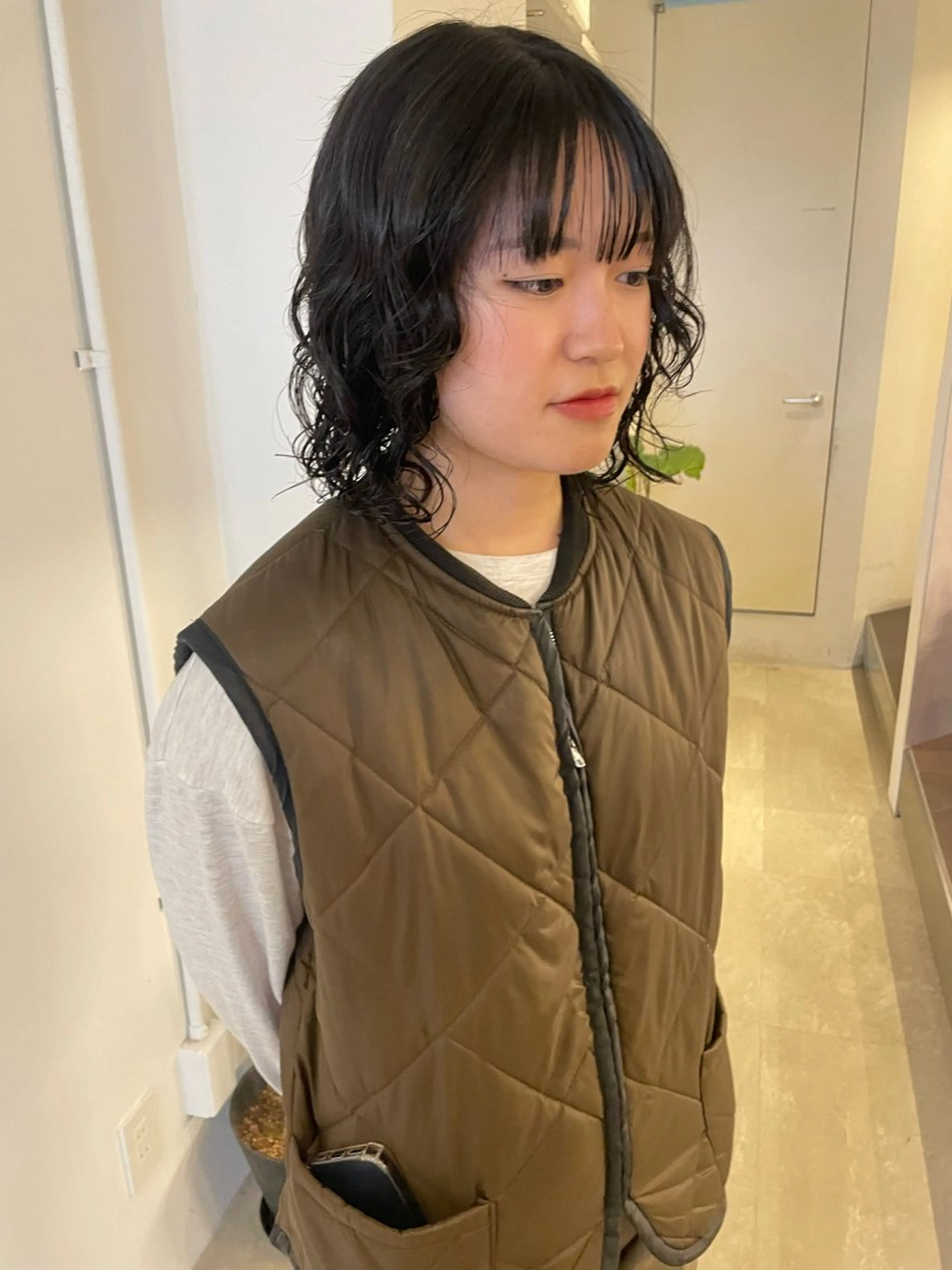 ミディアム カラー 黒髪 ブルーカラー ブルーブラック 透明感カラー 韓国風カラー ヘアカラー トリートメント MIU/ルーツカラー ボブ/顔周りレイヤーのヘアスタイル