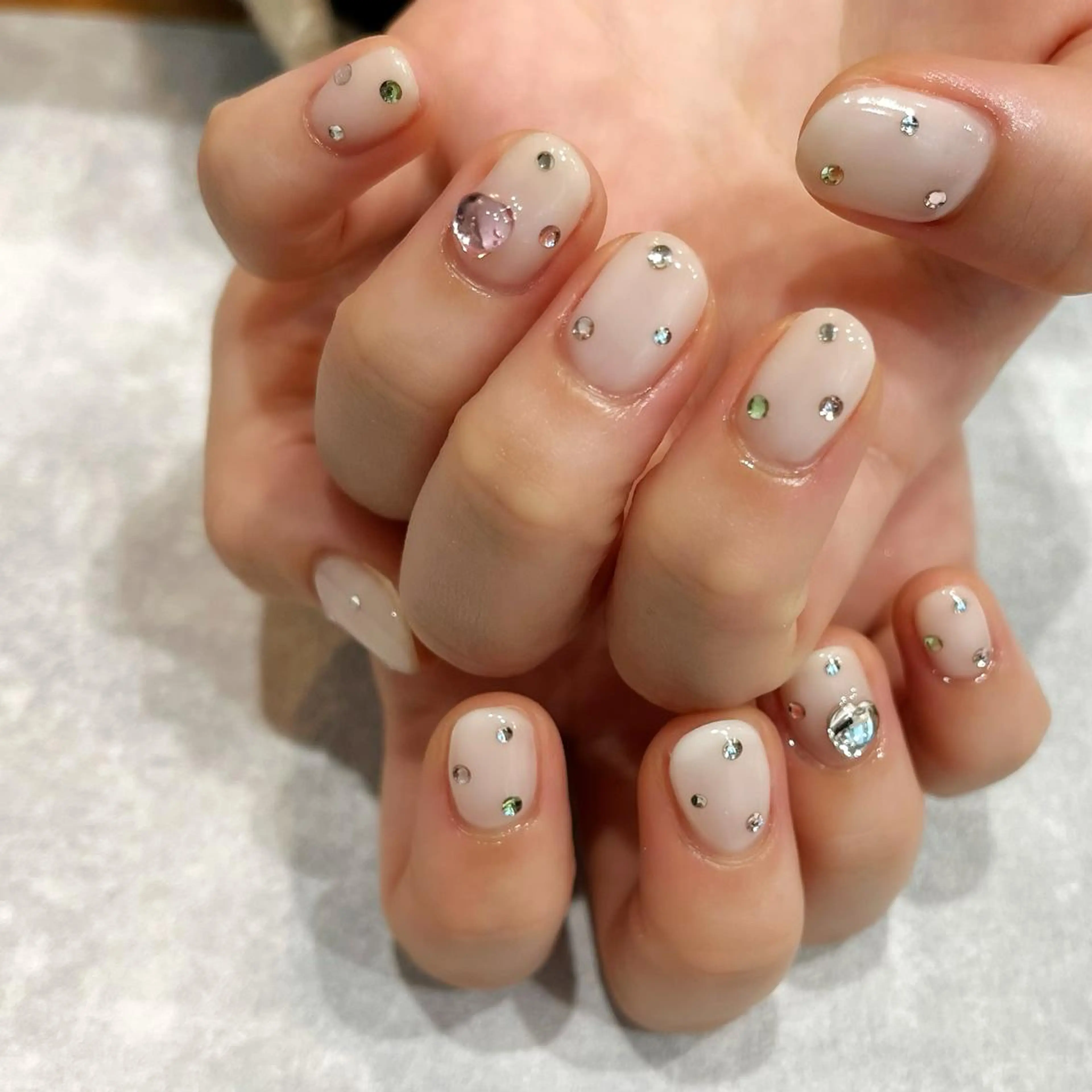 ネイル ガーリー ハート キラキラネイル シンプルネイル ストーンネイル ハンドネイル 阿部 ほのかのネイルデザイン