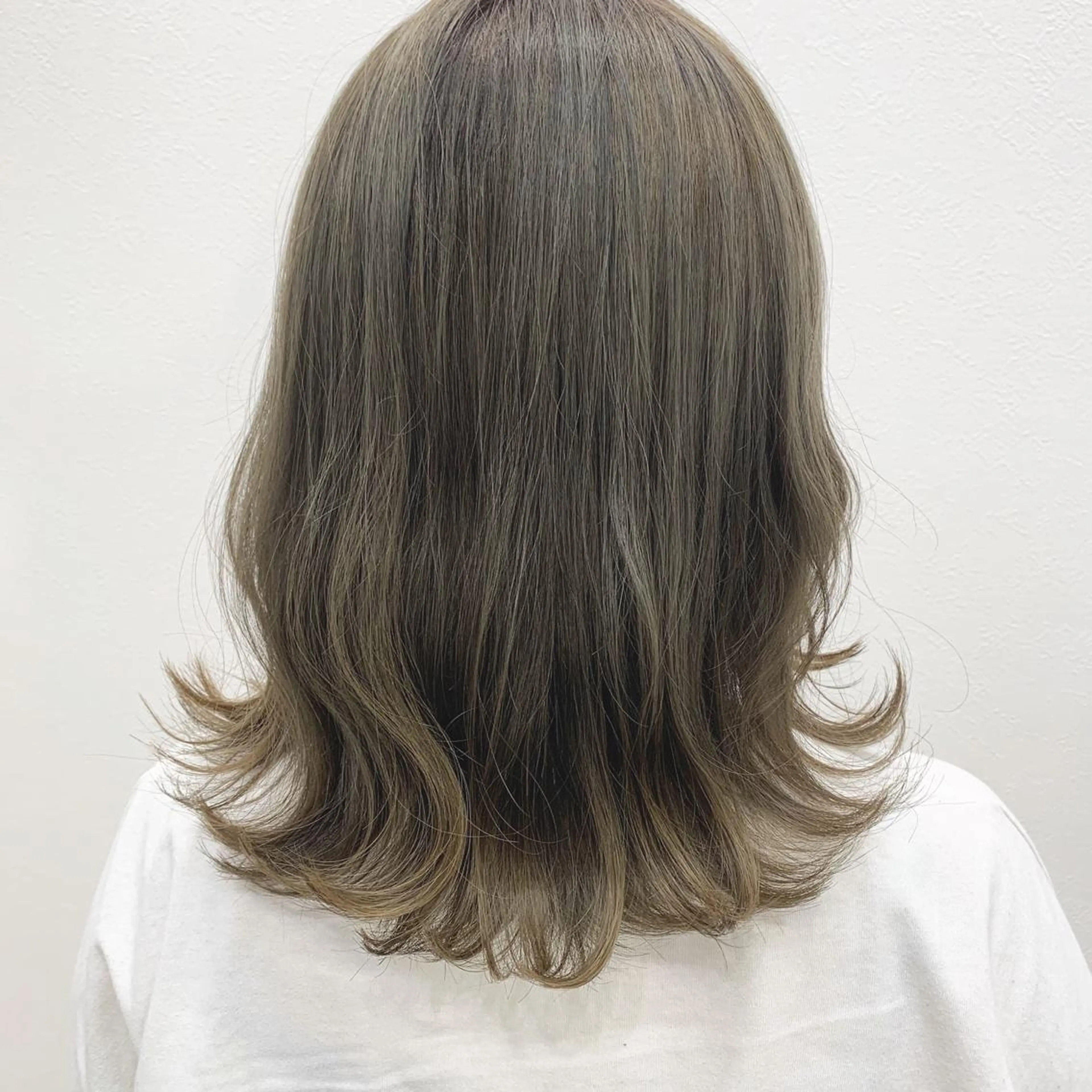 セミロング カット ヘアカラー トリートメント a .のヘアスタイル