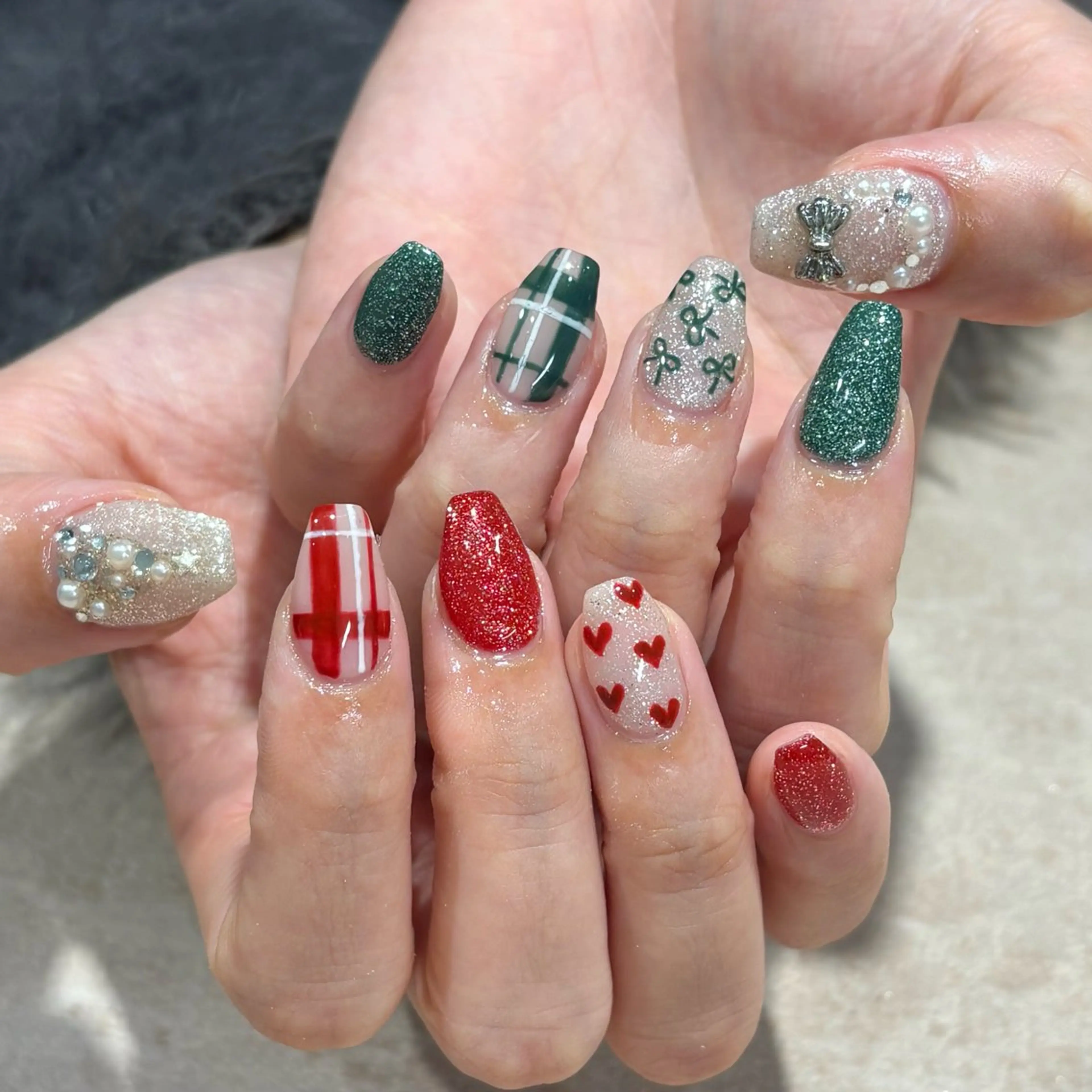 ネイル グリーン 赤色 冬ネイル クリスマス モデル様募集中♡ Kokomi🍮のネイルデザイン