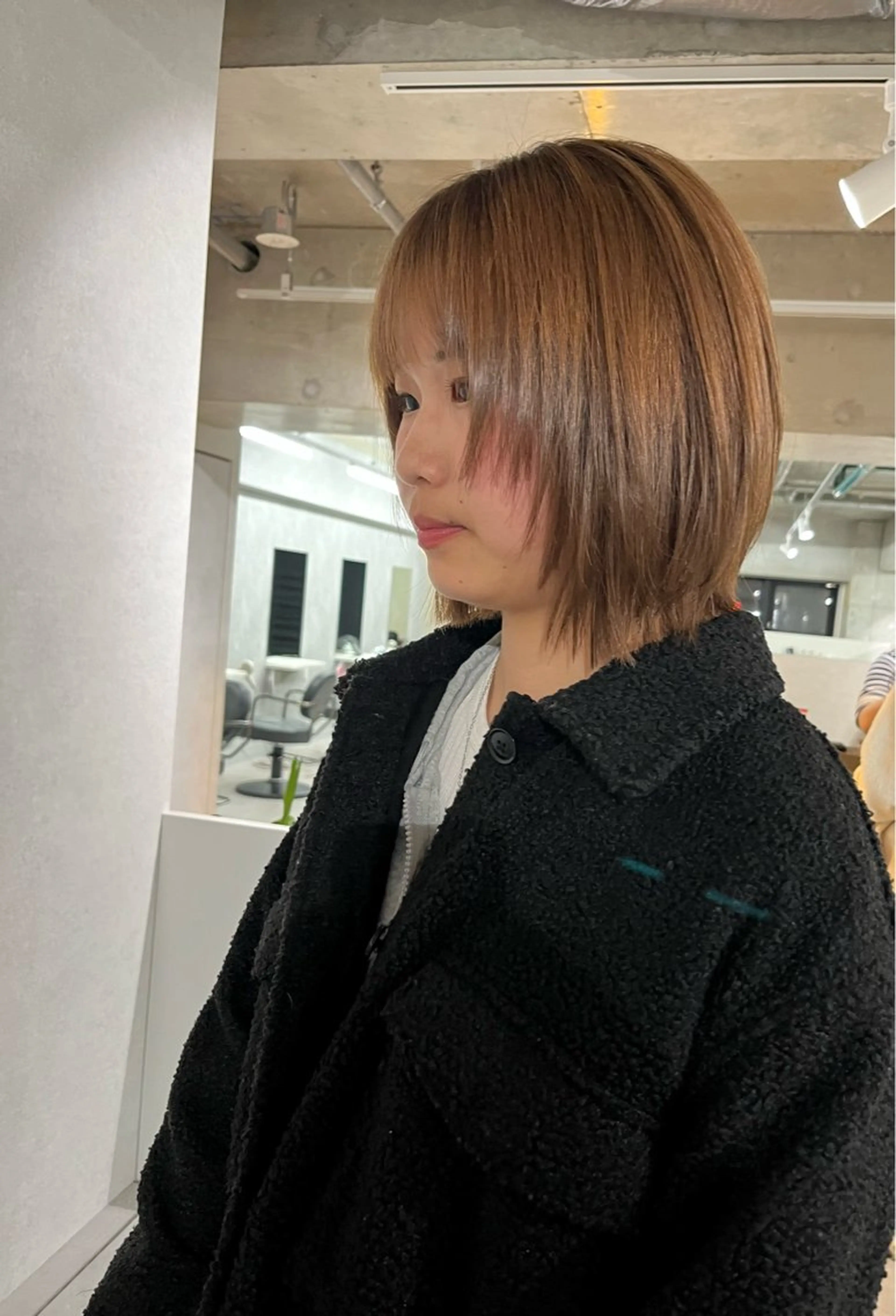 ミディアム 顔まわりレイヤー レイヤーカット anon Loemのヘアスタイル