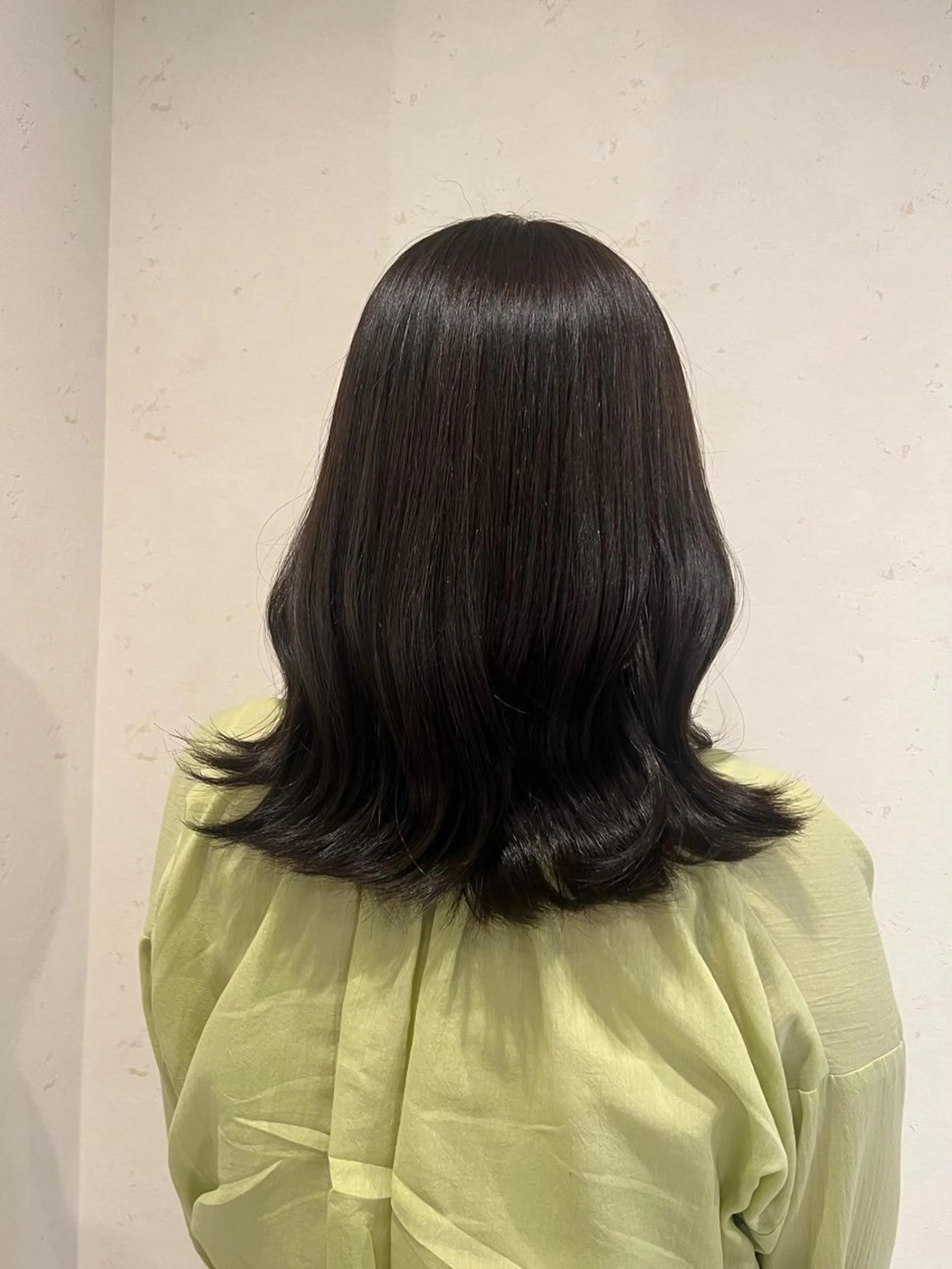 セミロング カラー グレージュ オリーブグレージュ オリーブグレー 内沼 恵留菜のヘアスタイル