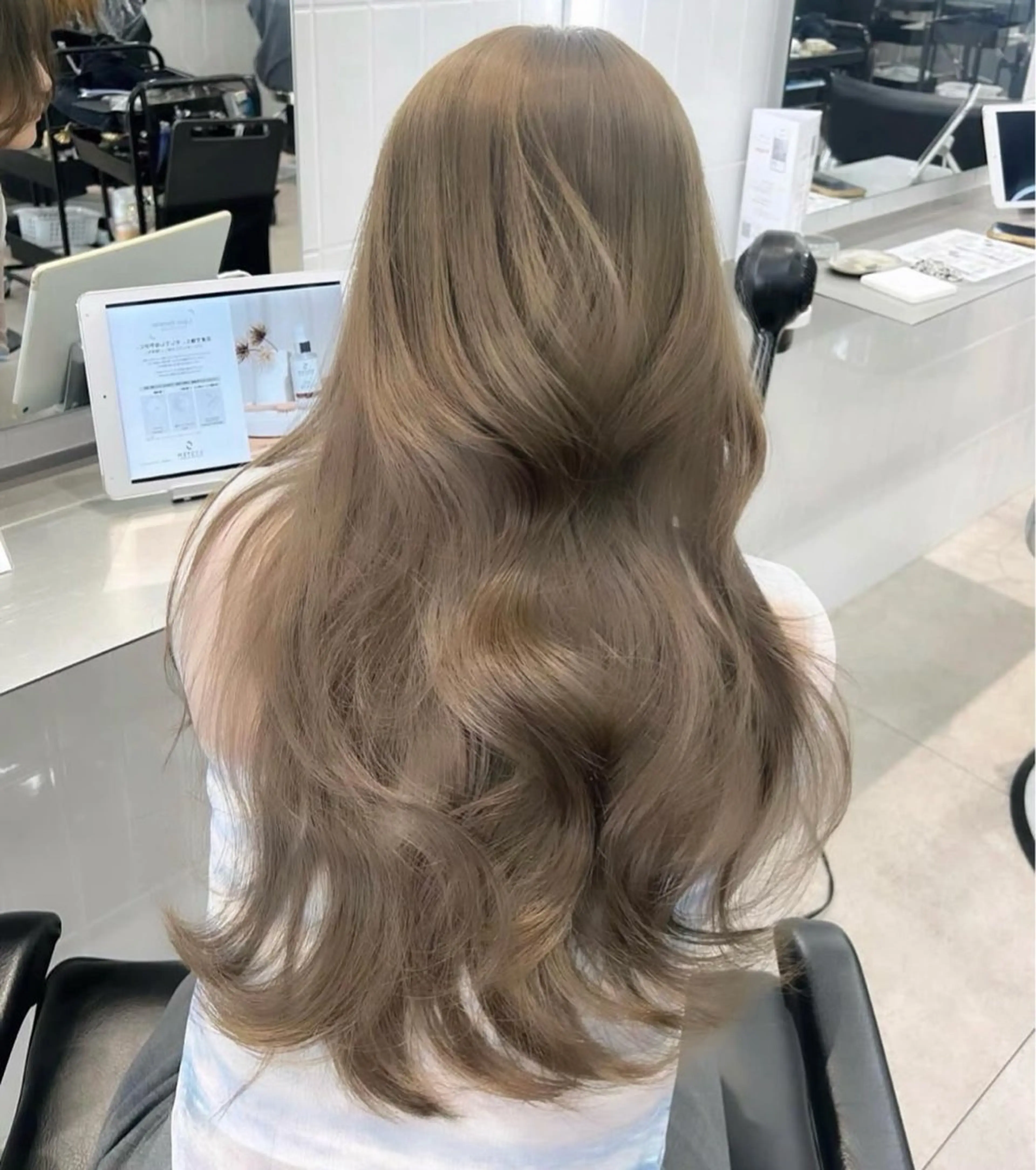 ロング カラー ベージュカラー ブリーチ ブラウンカラー グレージュ ハイトーンカラー ヘアカラー 🌊海外ハイライト リタッチ/縮毛矯正のヘアスタイル