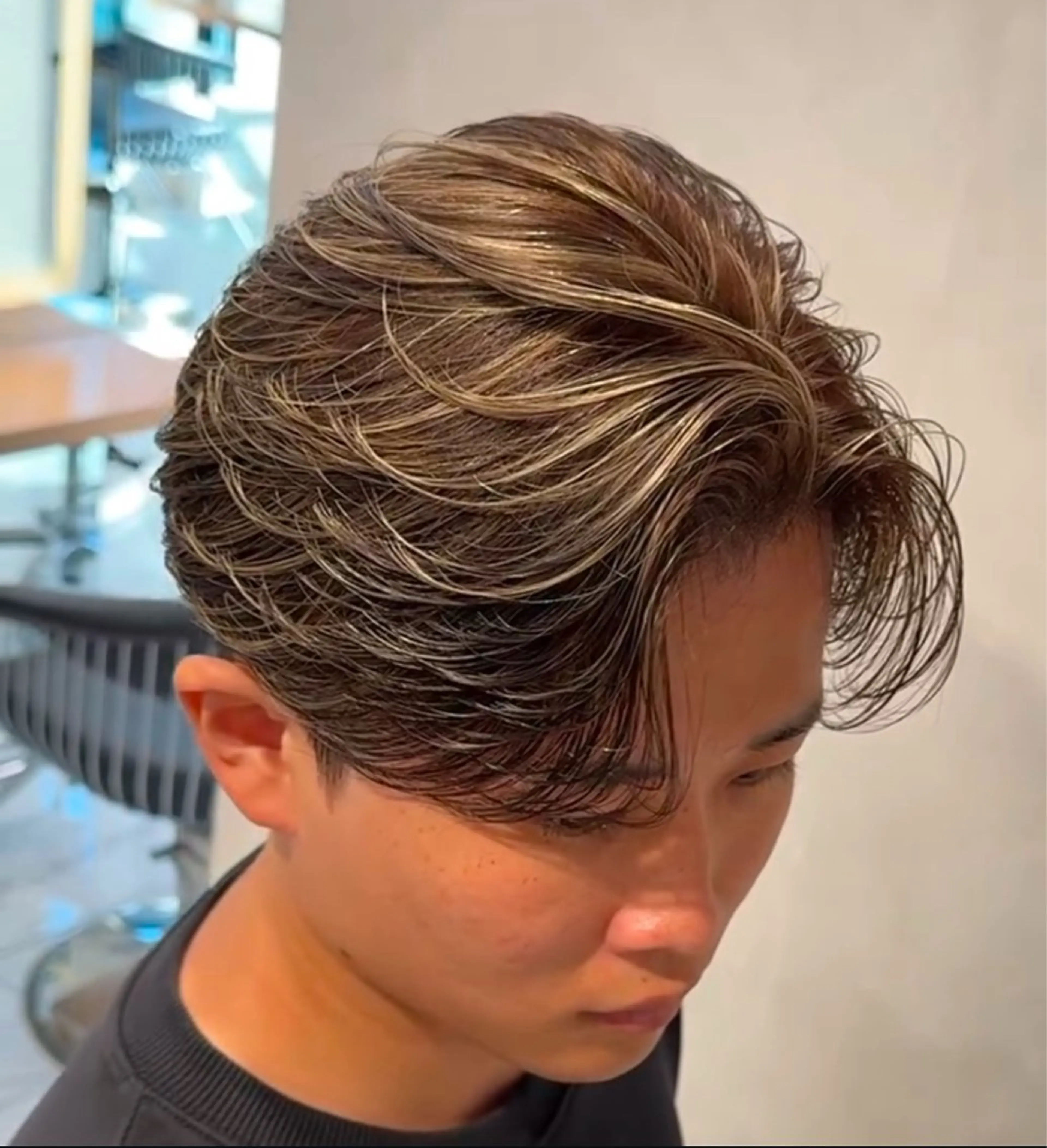 カラー メンズ センターパート メンズハイライト メンズメッシュ 黒髪 ハイライトカラー カット ヘアカラー 大人メッシュ/ ハイライト/ぽんのヘアスタイル