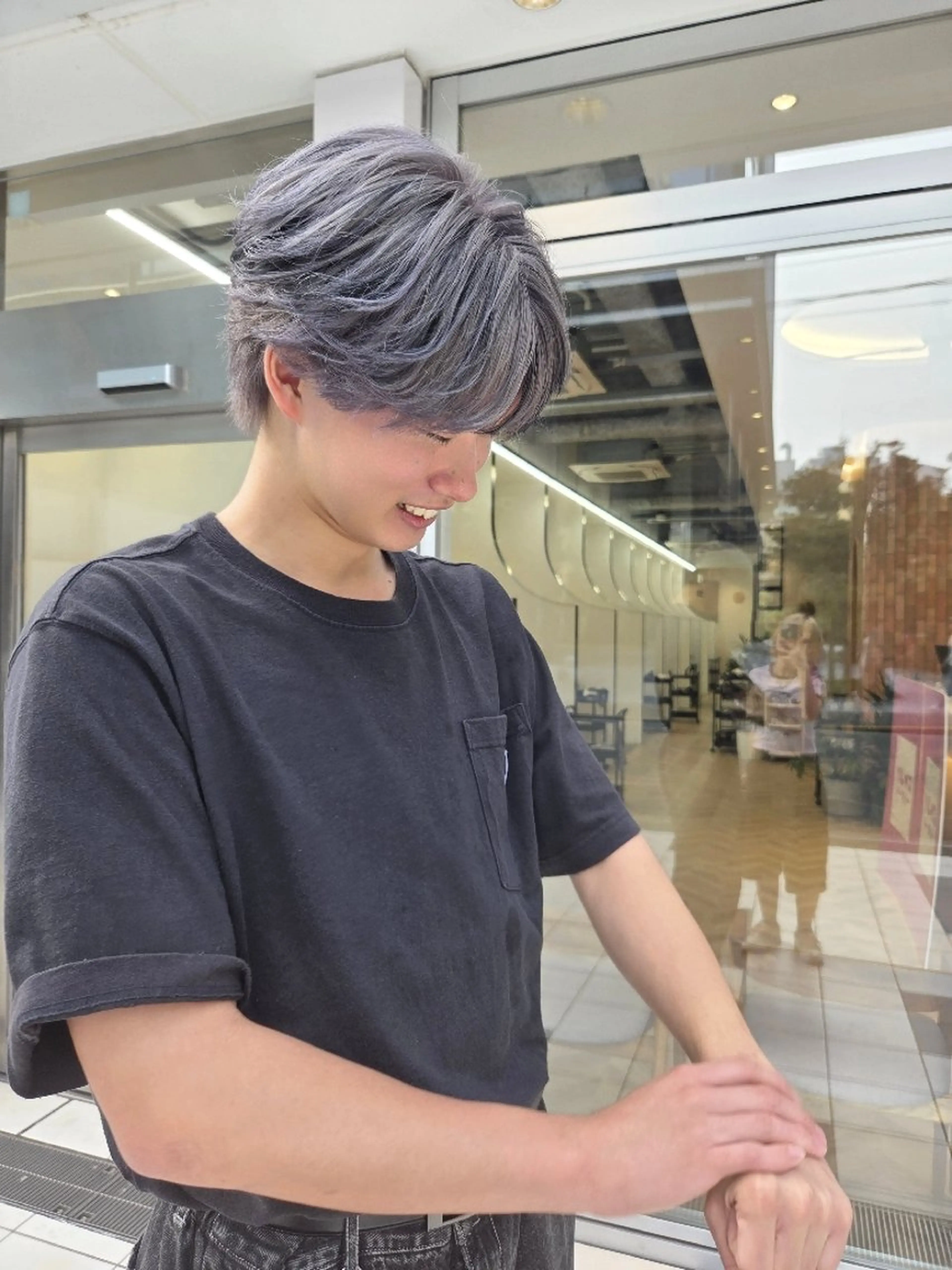 メンズ カラー グレージュ アイスグレージュ ヘアカラー トリートメント メンズ ヘアメイク  ハイトーン キャロのヘアスタイル