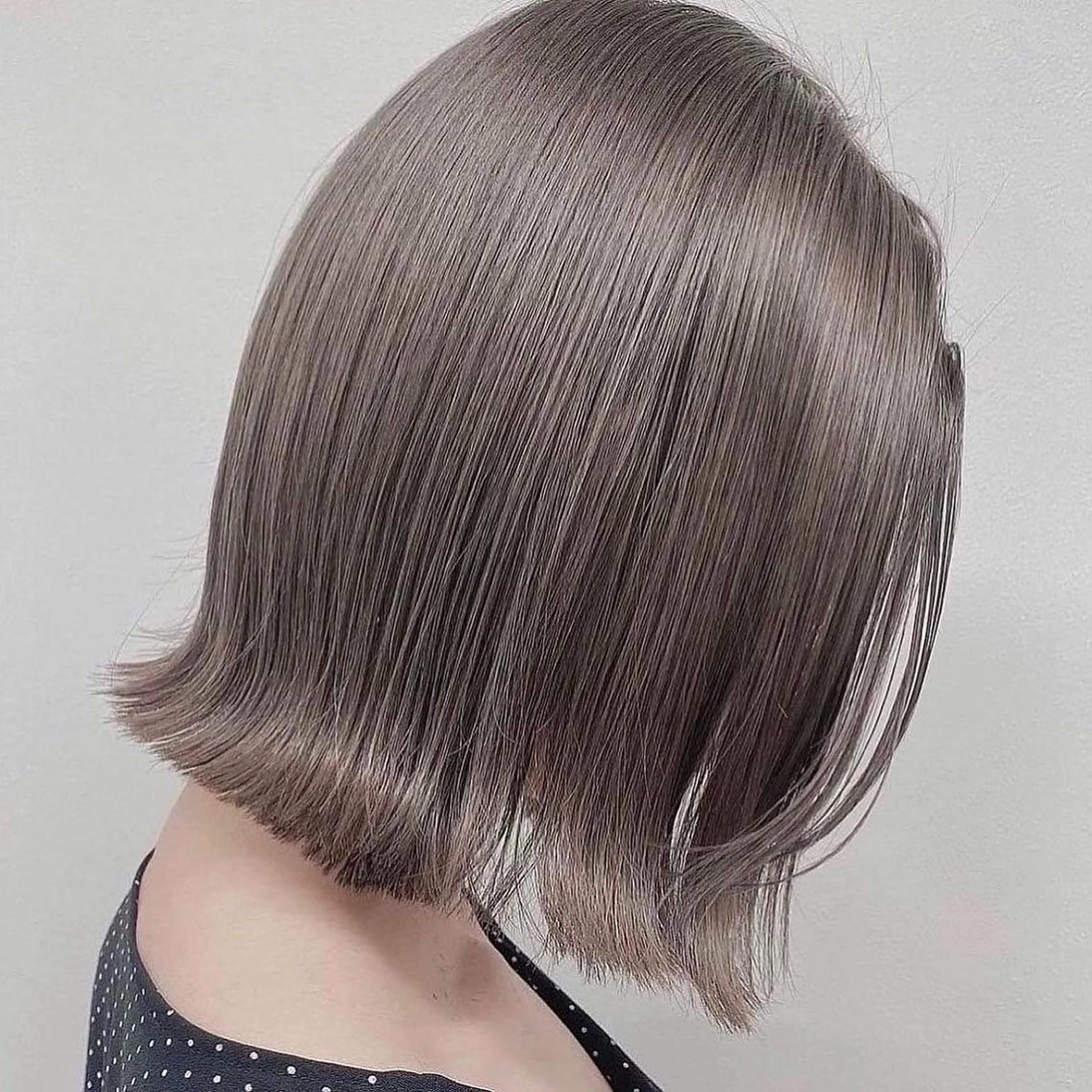 セミロング カラー ヘアアレンジ ネイル マツエク・マツパ ベージュカラー ブリーチ 透明感カラー グレージュ ハイトーンカラー ヘアカラー トリートメント ヘアセット ベージュグレージュ 💕しゅーじ💕のヘアスタイル