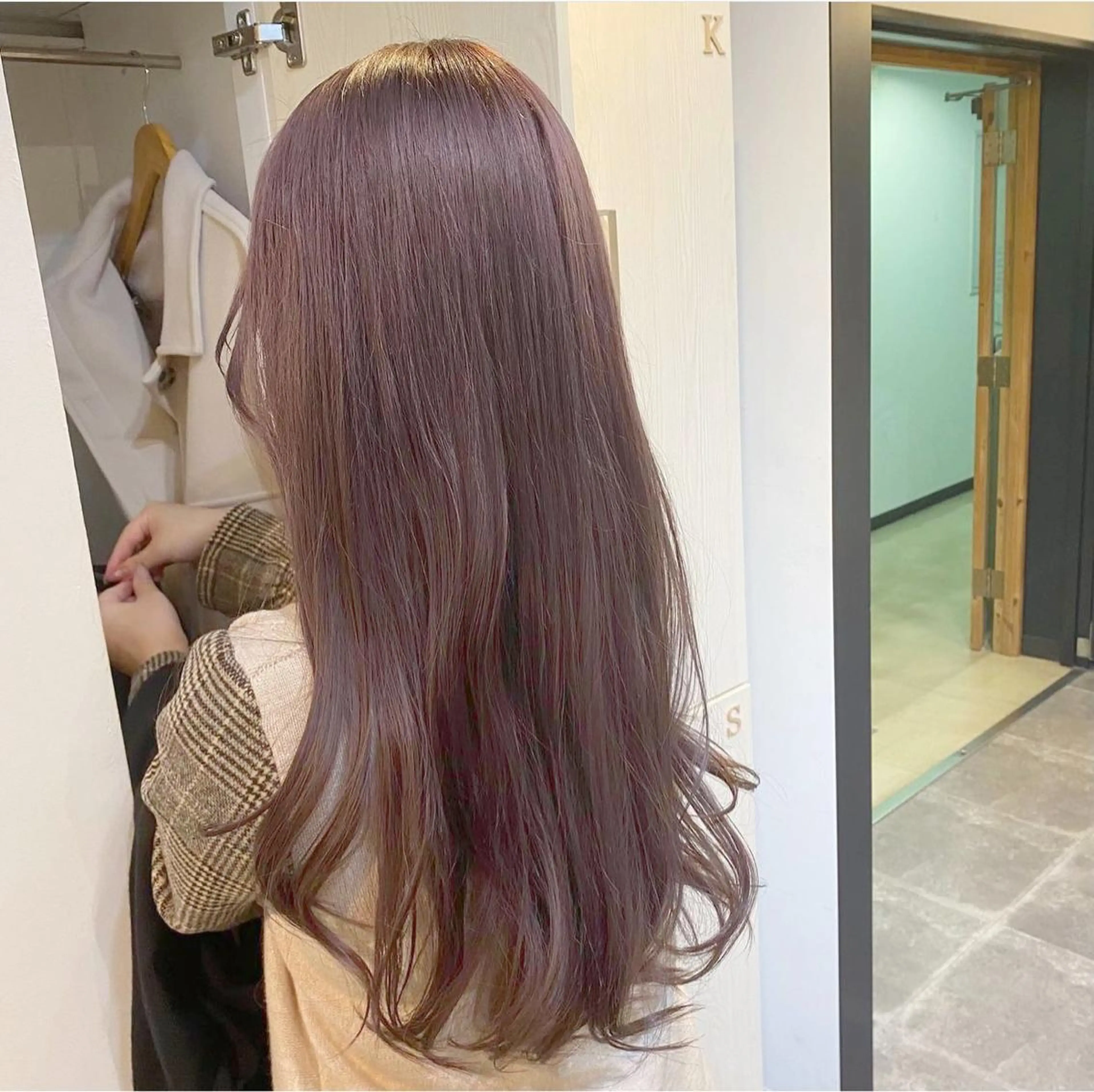 ロング カラー ヘアアレンジ アディクシーカラー ベージュカラー フォギーベージュ ハイトーンカラー デート N° uairo 川崎西口店のヘアスタイル